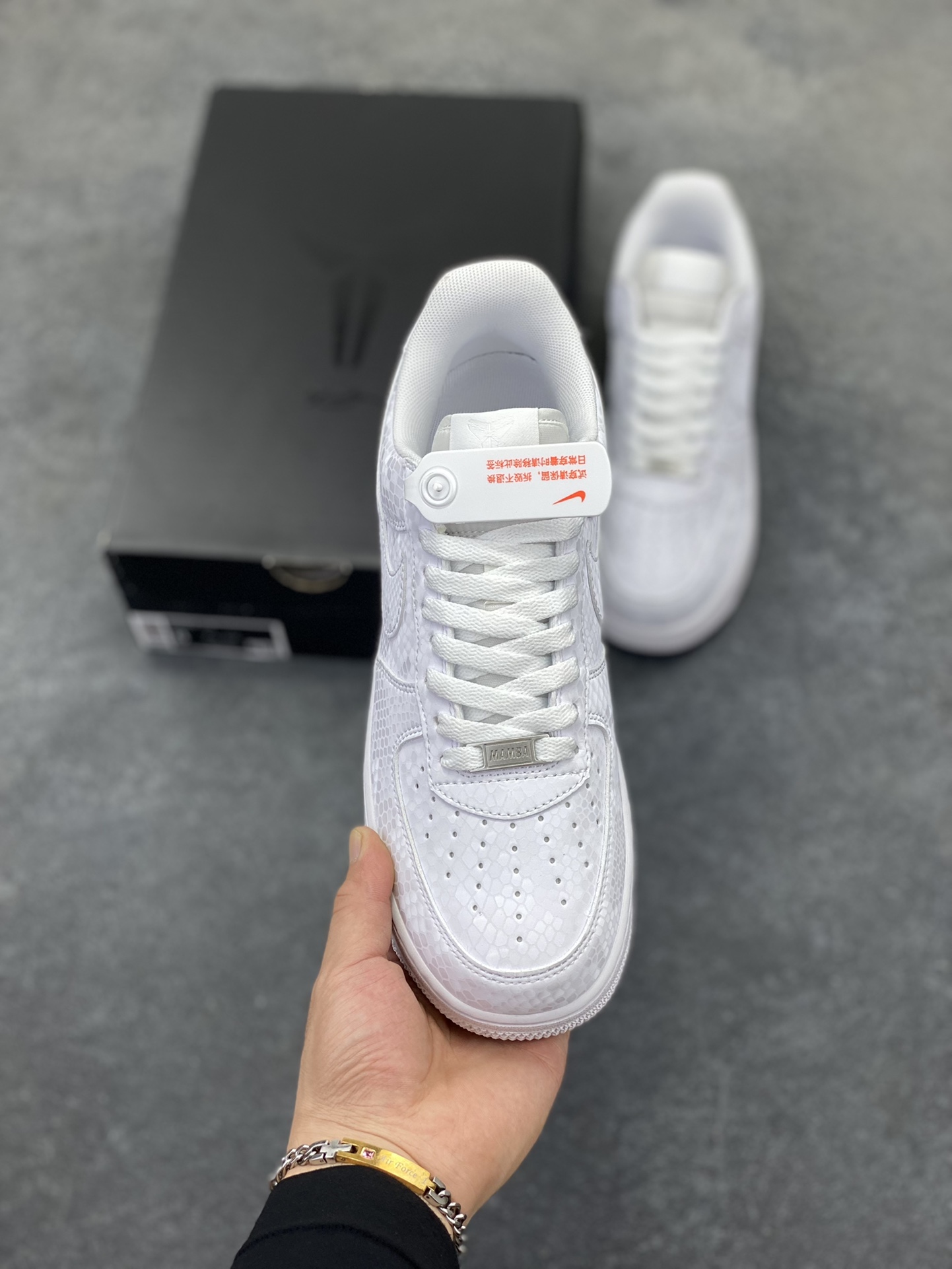 图片[2]-Nike Air Force 1 Low 科比 空军一号低帮运动休闲板鞋 原楦头原纸板 打造纯正空军版型 专注外贸渠道 全掌内置蜂窝气垫 原盒配件 原厂中底钢印、拉帮完美 货号：IB0018-100 尺码：36 36.5 37.5 38 38.5 39 40 40.5 41 42 42.5 43 44 44.5 45-选品中心