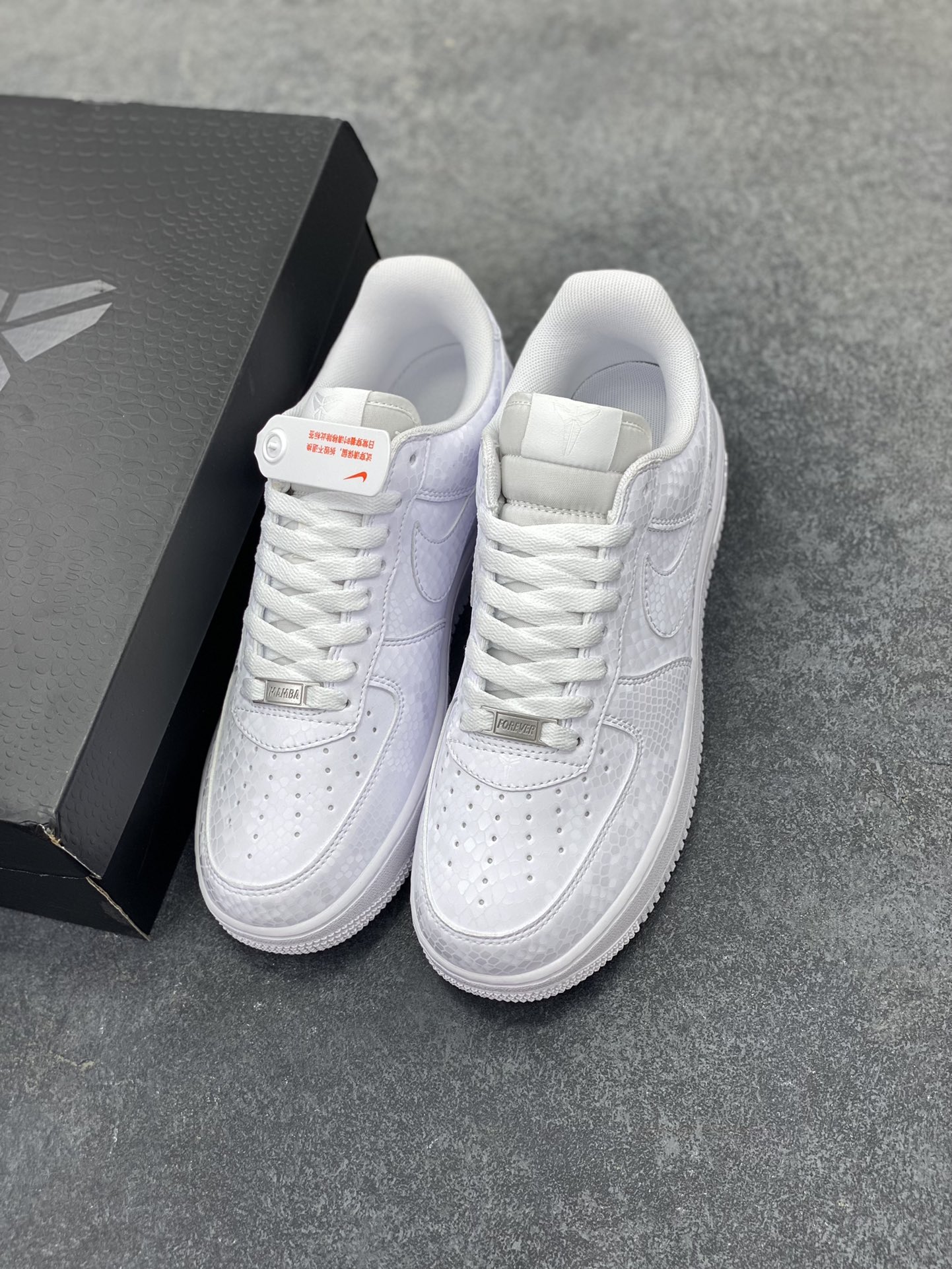 图片[8]-Nike Air Force 1 Low 科比 空军一号低帮运动休闲板鞋 原楦头原纸板 打造纯正空军版型 专注外贸渠道 全掌内置蜂窝气垫 原盒配件 原厂中底钢印、拉帮完美 货号：IB0018-100 尺码：36 36.5 37.5 38 38.5 39 40 40.5 41 42 42.5 43 44 44.5 45-选品中心