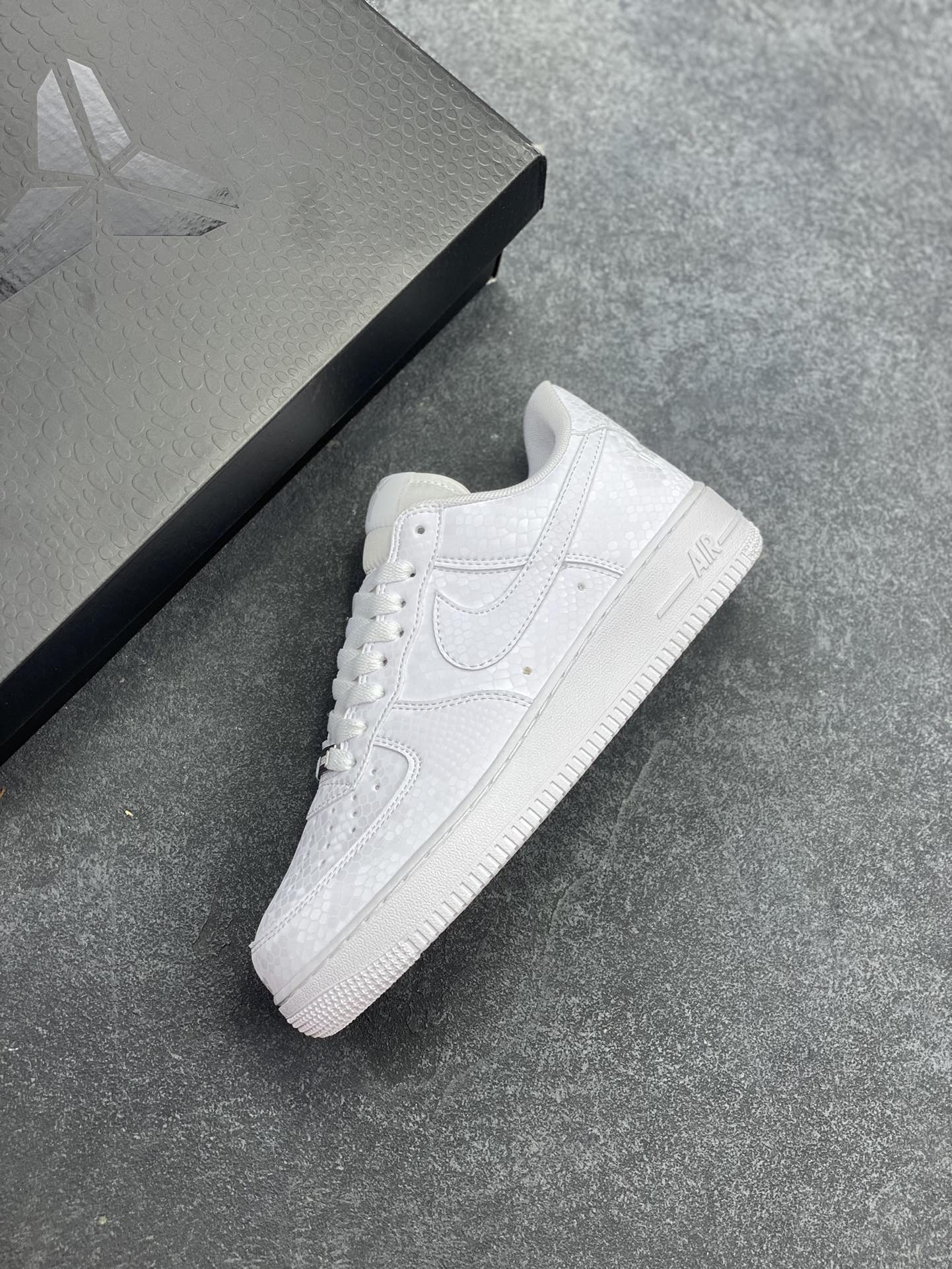 图片[7]-Nike Air Force 1 Low 科比 空军一号低帮运动休闲板鞋 原楦头原纸板 打造纯正空军版型 专注外贸渠道 全掌内置蜂窝气垫 原盒配件 原厂中底钢印、拉帮完美 货号：IB0018-100 尺码：36 36.5 37.5 38 38.5 39 40 40.5 41 42 42.5 43 44 44.5 45-选品中心