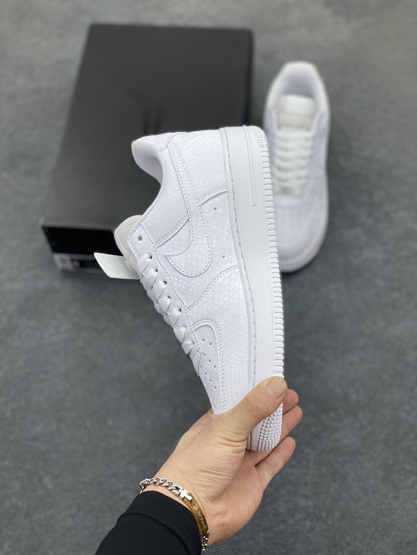 图片[3]-Nike Air Force 1 Low 科比 空军一号低帮运动休闲板鞋 原楦头原纸板 打造纯正空军版型 专注外贸渠道 全掌内置蜂窝气垫 原盒配件 原厂中底钢印、拉帮完美 货号：IB0018-100 尺码：36 36.5 37.5 38 38.5 39 40 40.5 41 42 42.5 43 44 44.5 45-选品中心