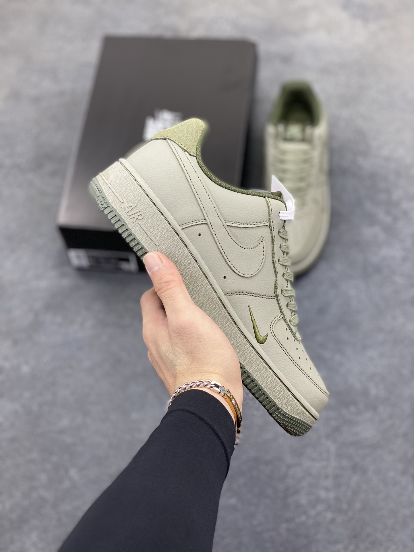 Air Force 1\' 07 浅军绿小勾 原楦头原纸板 打造纯正空军版型 专注外贸渠道 全掌内置蜂窝气垫 #原盒配件 原厂中底钢印、拉帮完美 货号：HM9483-300 尺码：39 40 40.5 41 42 42.5 43 44 44.5 45-选品中心