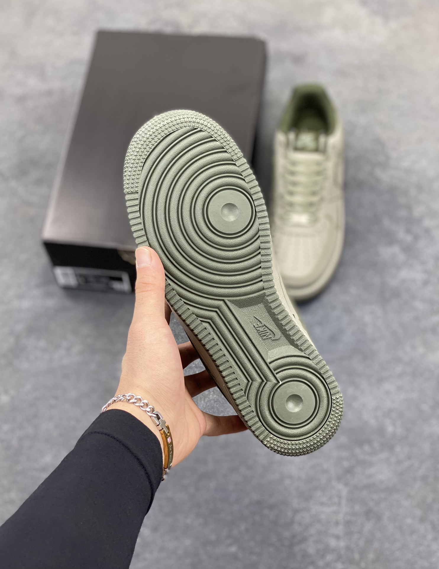 图片[5]-Air Force 1\’ 07 浅军绿小勾 原楦头原纸板 打造纯正空军版型 专注外贸渠道 全掌内置蜂窝气垫 #原盒配件 原厂中底钢印、拉帮完美 货号：HM9483-300 尺码：39 40 40.5 41 42 42.5 43 44 44.5 45-选品中心