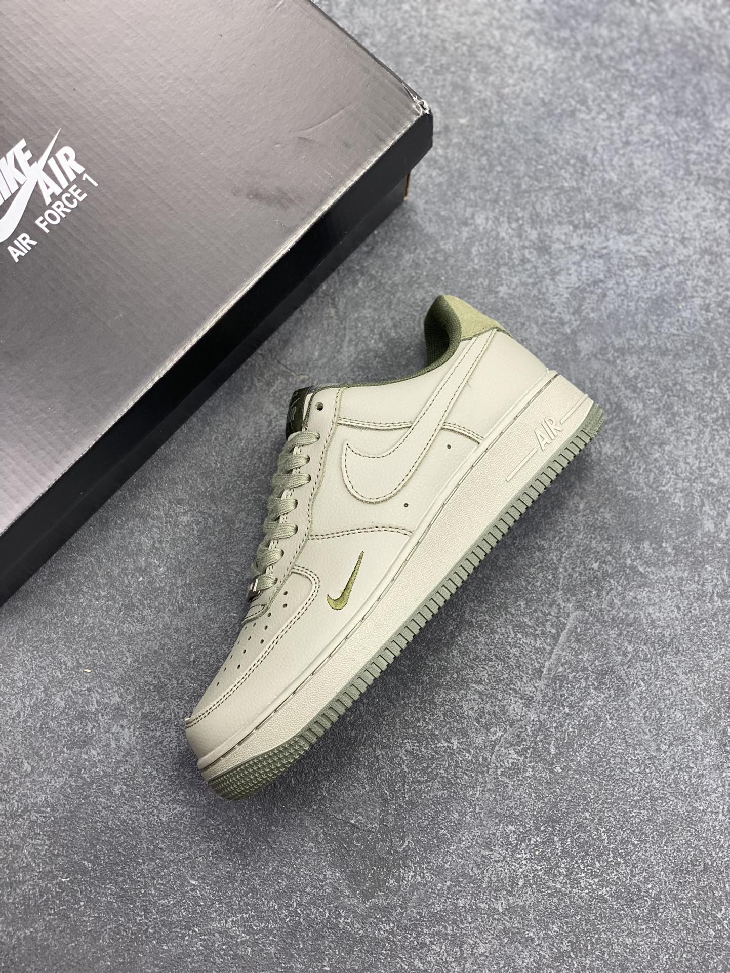 图片[7]-Air Force 1\’ 07 浅军绿小勾 原楦头原纸板 打造纯正空军版型 专注外贸渠道 全掌内置蜂窝气垫 #原盒配件 原厂中底钢印、拉帮完美 货号：HM9483-300 尺码：39 40 40.5 41 42 42.5 43 44 44.5 45-选品中心