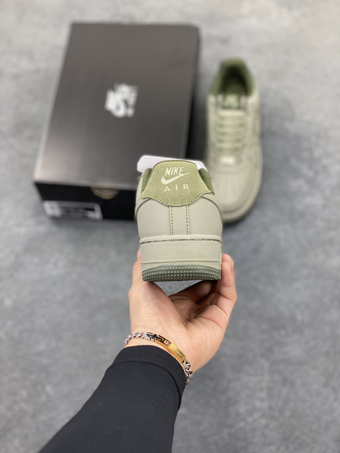 图片[4]-Air Force 1\’ 07 浅军绿小勾 原楦头原纸板 打造纯正空军版型 专注外贸渠道 全掌内置蜂窝气垫 #原盒配件 原厂中底钢印、拉帮完美 货号：HM9483-300 尺码：39 40 40.5 41 42 42.5 43 44 44.5 45-选品中心