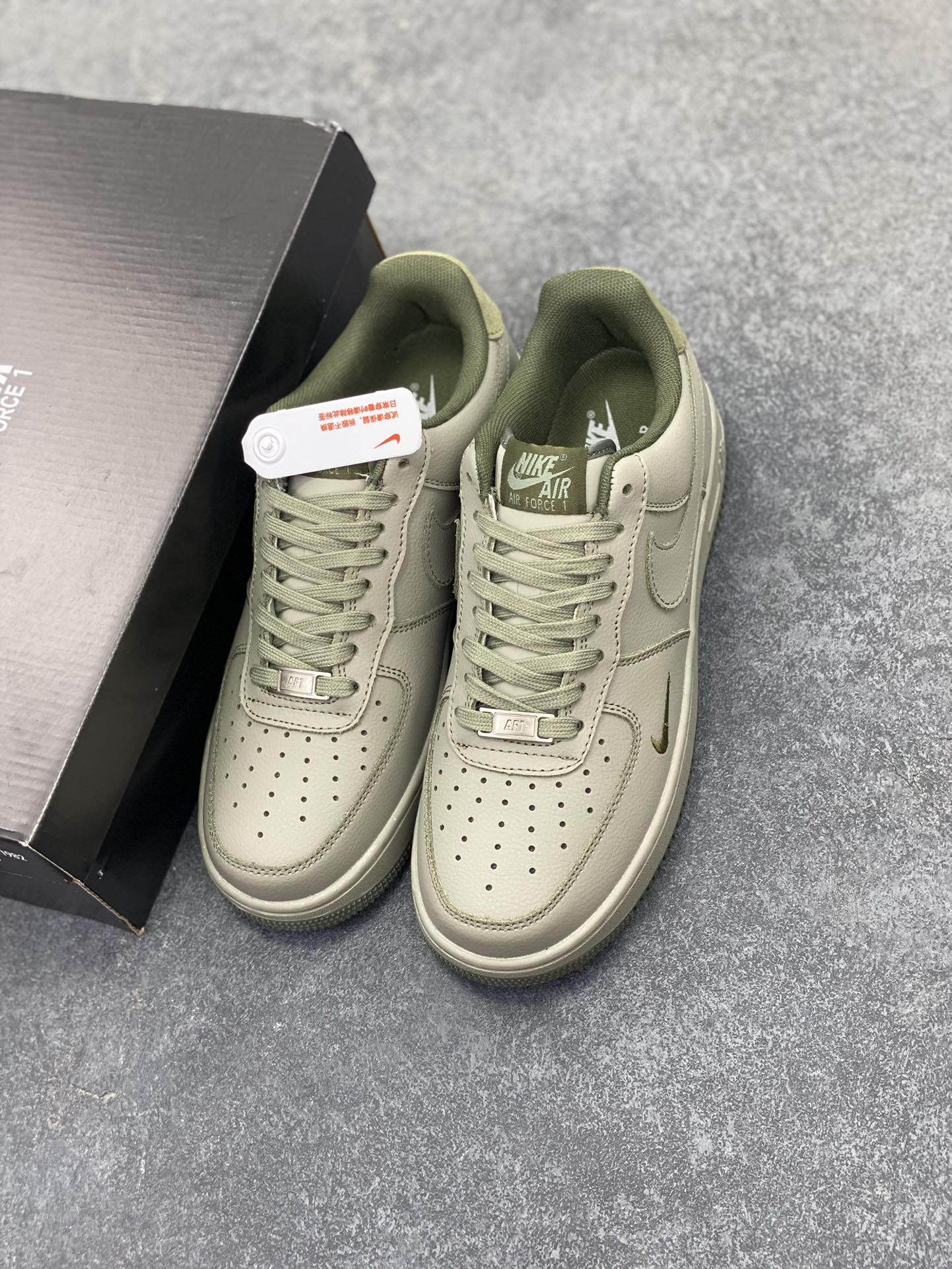图片[8]-Air Force 1\’ 07 浅军绿小勾 原楦头原纸板 打造纯正空军版型 专注外贸渠道 全掌内置蜂窝气垫 #原盒配件 原厂中底钢印、拉帮完美 货号：HM9483-300 尺码：39 40 40.5 41 42 42.5 43 44 44.5 45-选品中心