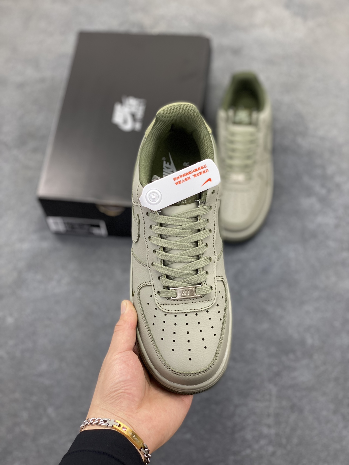 图片[2]-Air Force 1\’ 07 浅军绿小勾 原楦头原纸板 打造纯正空军版型 专注外贸渠道 全掌内置蜂窝气垫 #原盒配件 原厂中底钢印、拉帮完美 货号：HM9483-300 尺码：39 40 40.5 41 42 42.5 43 44 44.5 45-选品中心