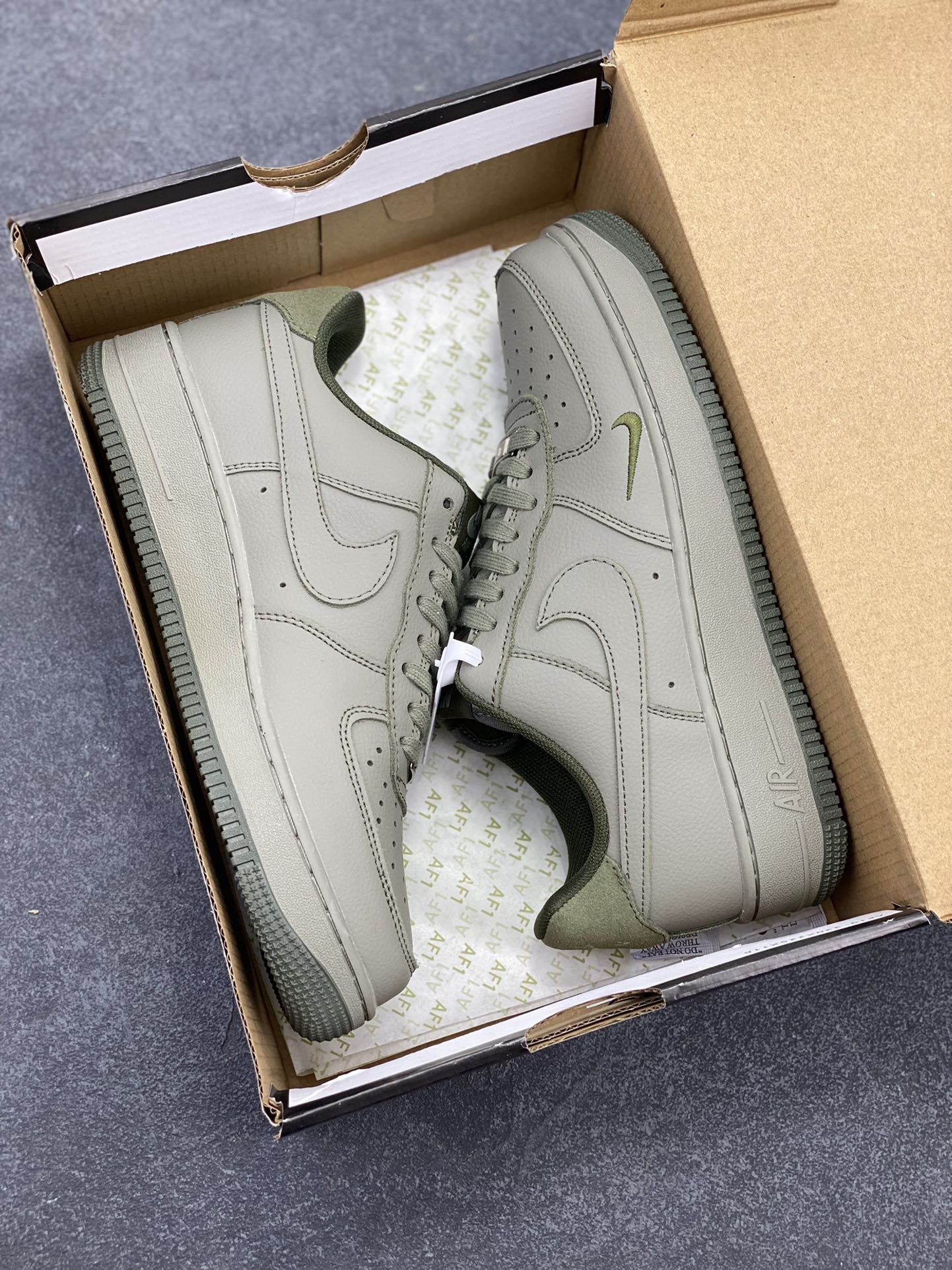 图片[9]-Air Force 1\’ 07 浅军绿小勾 原楦头原纸板 打造纯正空军版型 专注外贸渠道 全掌内置蜂窝气垫 #原盒配件 原厂中底钢印、拉帮完美 货号：HM9483-300 尺码：39 40 40.5 41 42 42.5 43 44 44.5 45-选品中心