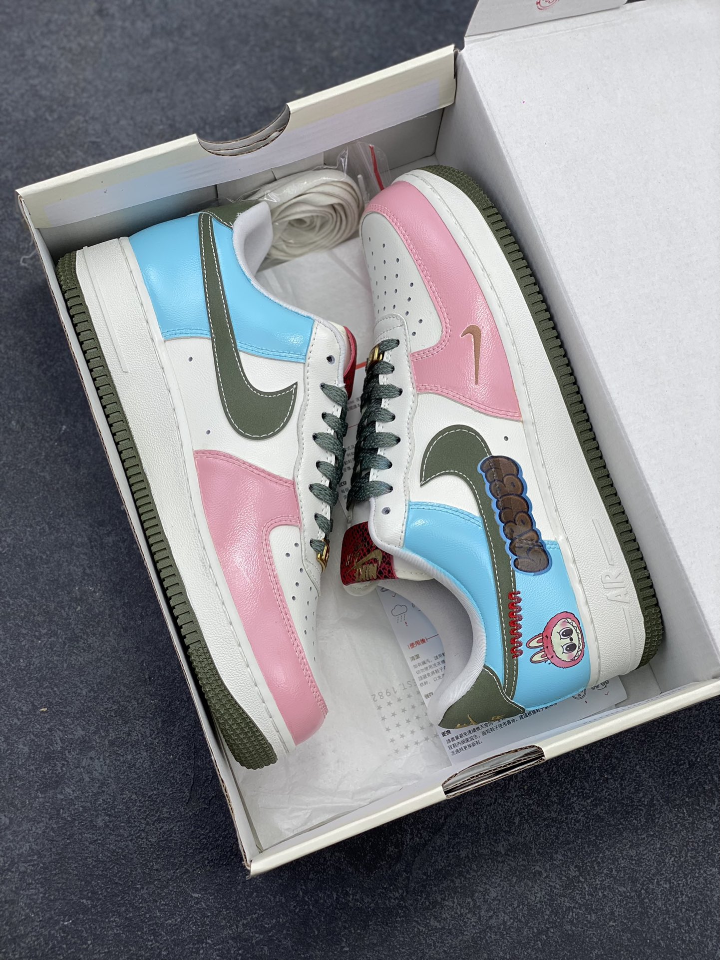 图片[9]-【定制球鞋】纯手工绘画Nike Air Force 1 空军一号 手绘 涂鸦 拉布布 潮流 耐磨 低帮 板鞋 男女同款 白黑色折边针车 工艺难度大 原楦头原纸板 原装鞋盒 定制五金配件 内置全掌气垫 原厂鞋底 货号：FV5979-130 尺码：36 36.5 37.5 38 38.5 39 40 40.5 41 42 42.5 43 44 44.5 45-选品中心