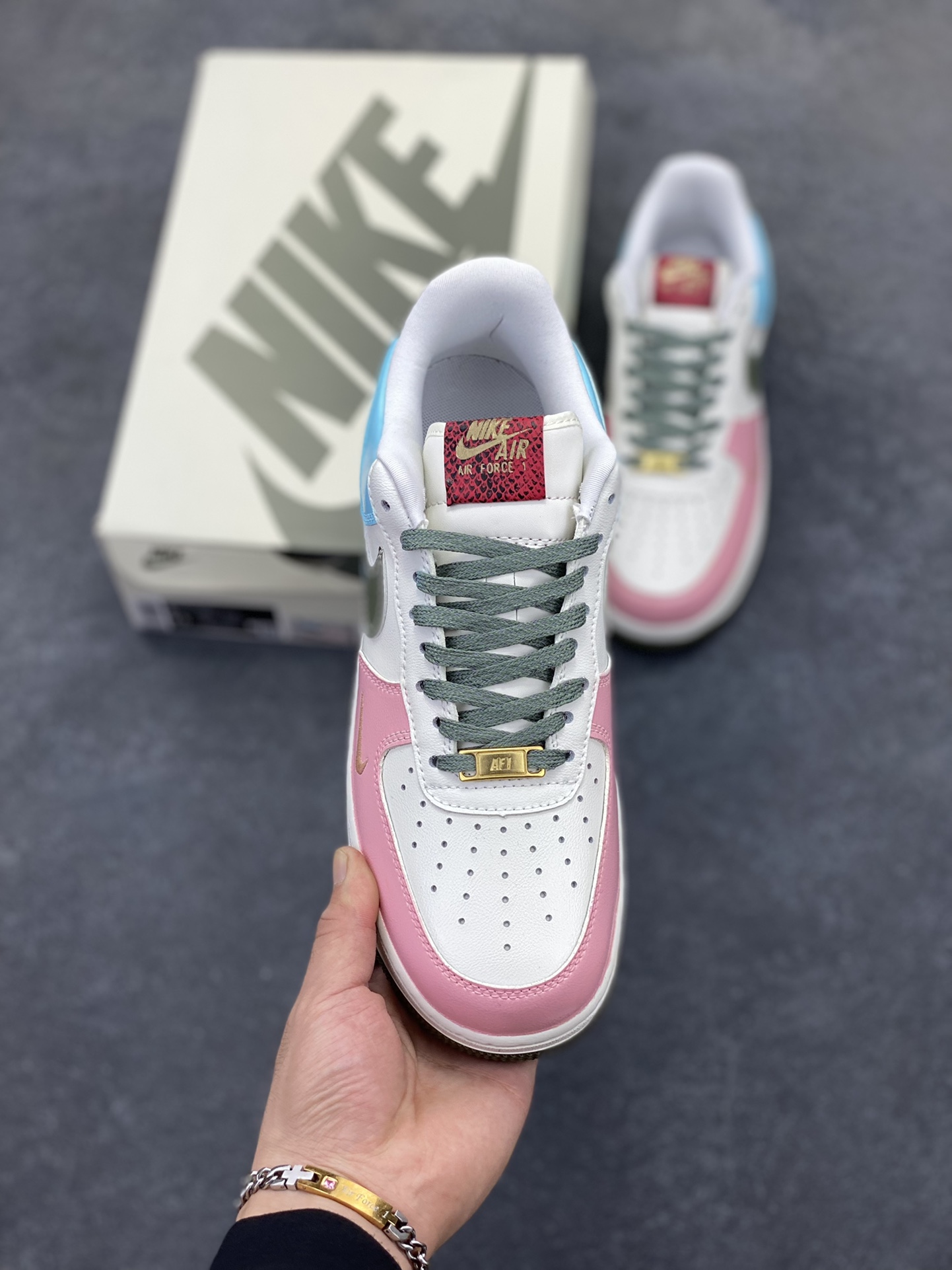图片[2]-【定制球鞋】纯手工绘画Nike Air Force 1 空军一号 手绘 涂鸦 拉布布 潮流 耐磨 低帮 板鞋 男女同款 白黑色折边针车 工艺难度大 原楦头原纸板 原装鞋盒 定制五金配件 内置全掌气垫 原厂鞋底 货号：FV5979-130 尺码：36 36.5 37.5 38 38.5 39 40 40.5 41 42 42.5 43 44 44.5 45-选品中心