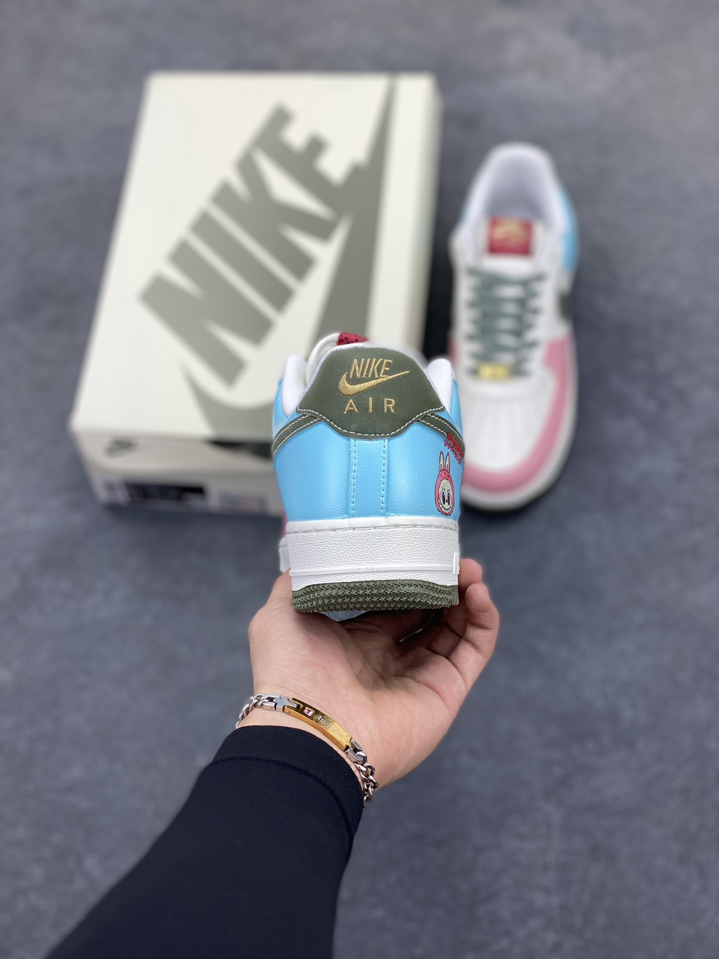 图片[4]-【定制球鞋】纯手工绘画Nike Air Force 1 空军一号 手绘 涂鸦 拉布布 潮流 耐磨 低帮 板鞋 男女同款 白黑色折边针车 工艺难度大 原楦头原纸板 原装鞋盒 定制五金配件 内置全掌气垫 原厂鞋底 货号：FV5979-130 尺码：36 36.5 37.5 38 38.5 39 40 40.5 41 42 42.5 43 44 44.5 45-选品中心