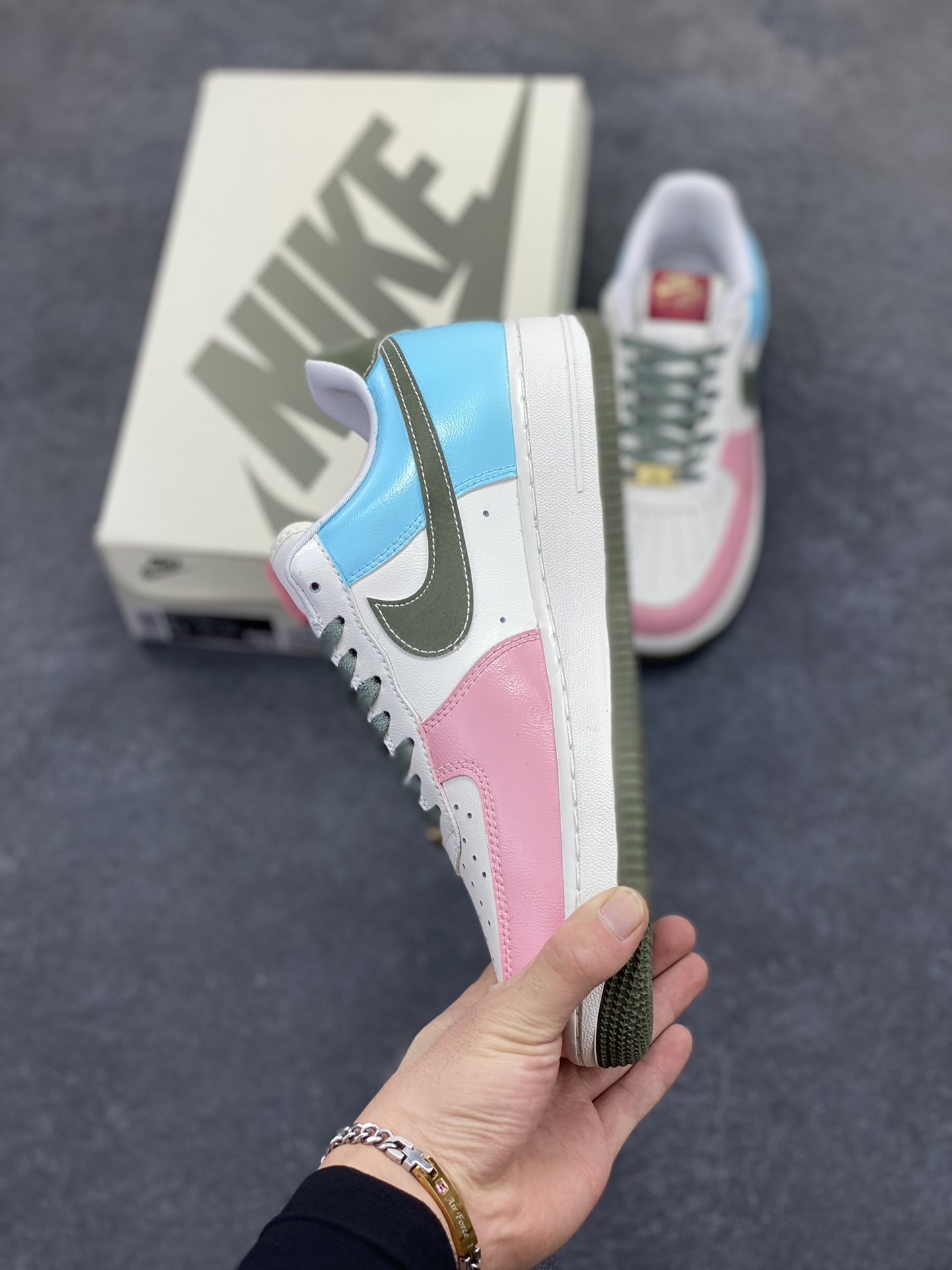 图片[3]-【定制球鞋】纯手工绘画Nike Air Force 1 空军一号 手绘 涂鸦 拉布布 潮流 耐磨 低帮 板鞋 男女同款 白黑色折边针车 工艺难度大 原楦头原纸板 原装鞋盒 定制五金配件 内置全掌气垫 原厂鞋底 货号：FV5979-130 尺码：36 36.5 37.5 38 38.5 39 40 40.5 41 42 42.5 43 44 44.5 45-选品中心