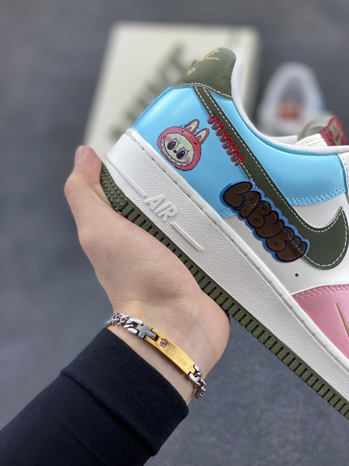 图片[6]-【定制球鞋】纯手工绘画Nike Air Force 1 空军一号 手绘 涂鸦 拉布布 潮流 耐磨 低帮 板鞋 男女同款 白黑色折边针车 工艺难度大 原楦头原纸板 原装鞋盒 定制五金配件 内置全掌气垫 原厂鞋底 货号：FV5979-130 尺码：36 36.5 37.5 38 38.5 39 40 40.5 41 42 42.5 43 44 44.5 45-选品中心