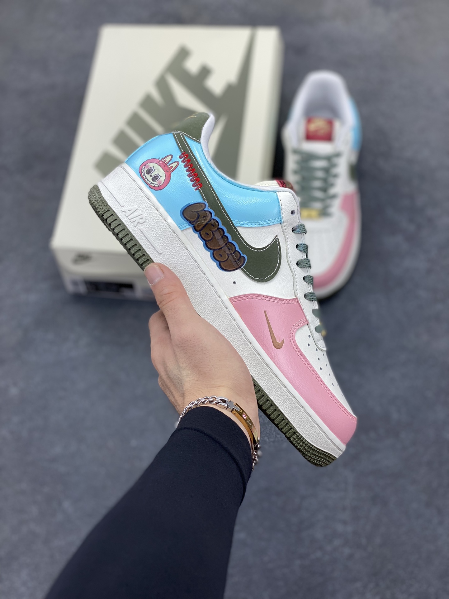 【定制球鞋】纯手工绘画Nike Air Force 1 空军一号 手绘 涂鸦 拉布布 潮流 耐磨 低帮 板鞋 男女同款 白黑色折边针车 工艺难度大 原楦头原纸板 原装鞋盒 定制五金配件 内置全掌气垫 原厂鞋底 货号：FV5979-130 尺码：36 36.5 37.5 38 38.5 39 40 40.5 41 42 42.5 43 44 44.5 45-选品中心