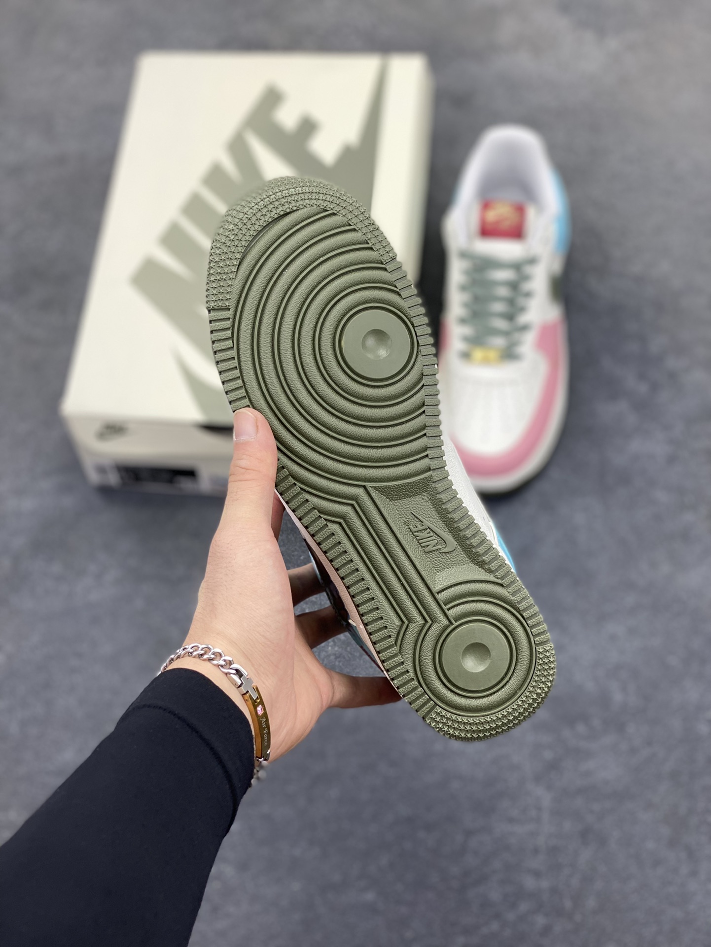 图片[5]-【定制球鞋】纯手工绘画Nike Air Force 1 空军一号 手绘 涂鸦 拉布布 潮流 耐磨 低帮 板鞋 男女同款 白黑色折边针车 工艺难度大 原楦头原纸板 原装鞋盒 定制五金配件 内置全掌气垫 原厂鞋底 货号：FV5979-130 尺码：36 36.5 37.5 38 38.5 39 40 40.5 41 42 42.5 43 44 44.5 45-选品中心