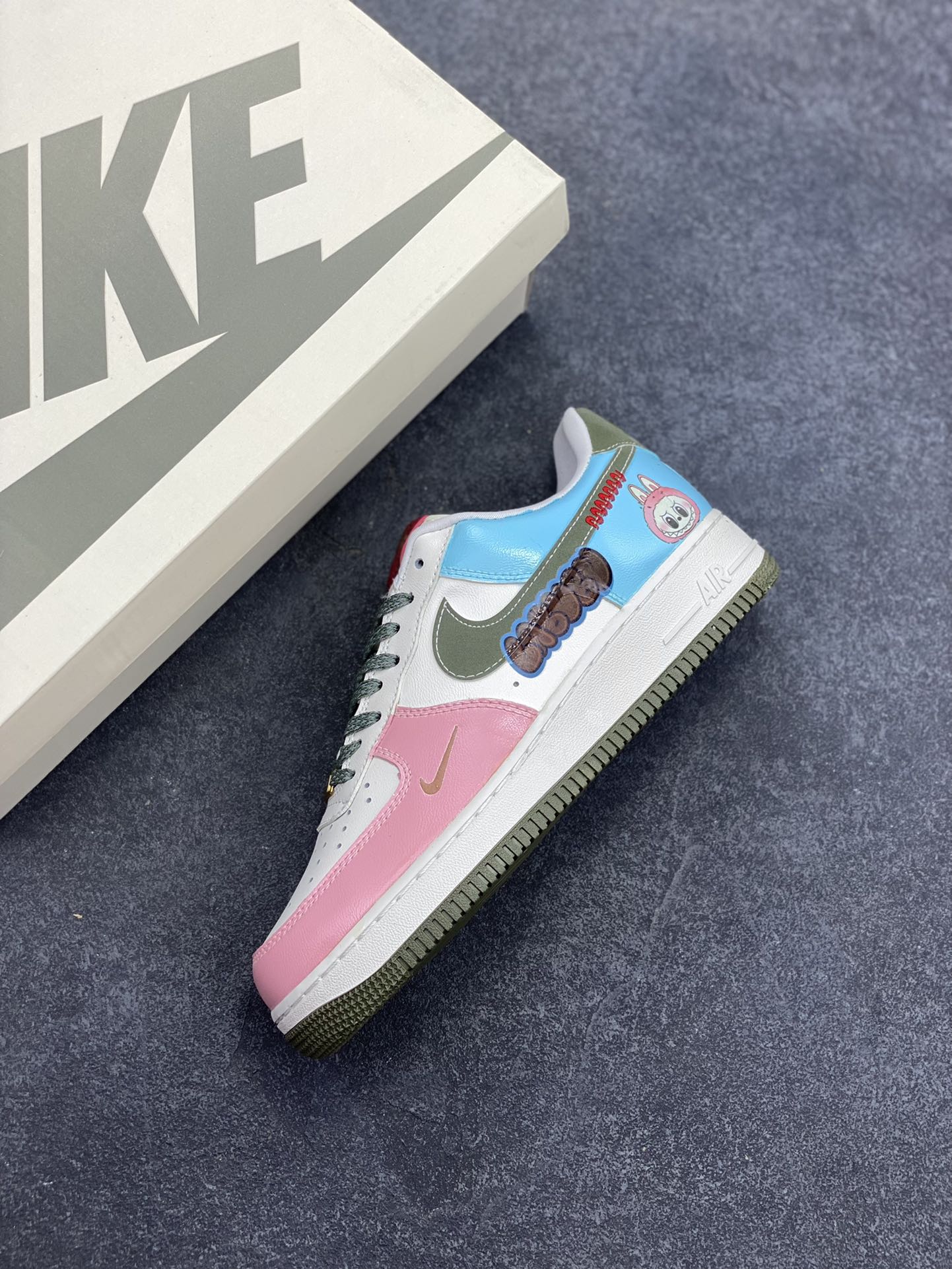 图片[7]-【定制球鞋】纯手工绘画Nike Air Force 1 空军一号 手绘 涂鸦 拉布布 潮流 耐磨 低帮 板鞋 男女同款 白黑色折边针车 工艺难度大 原楦头原纸板 原装鞋盒 定制五金配件 内置全掌气垫 原厂鞋底 货号：FV5979-130 尺码：36 36.5 37.5 38 38.5 39 40 40.5 41 42 42.5 43 44 44.5 45-选品中心