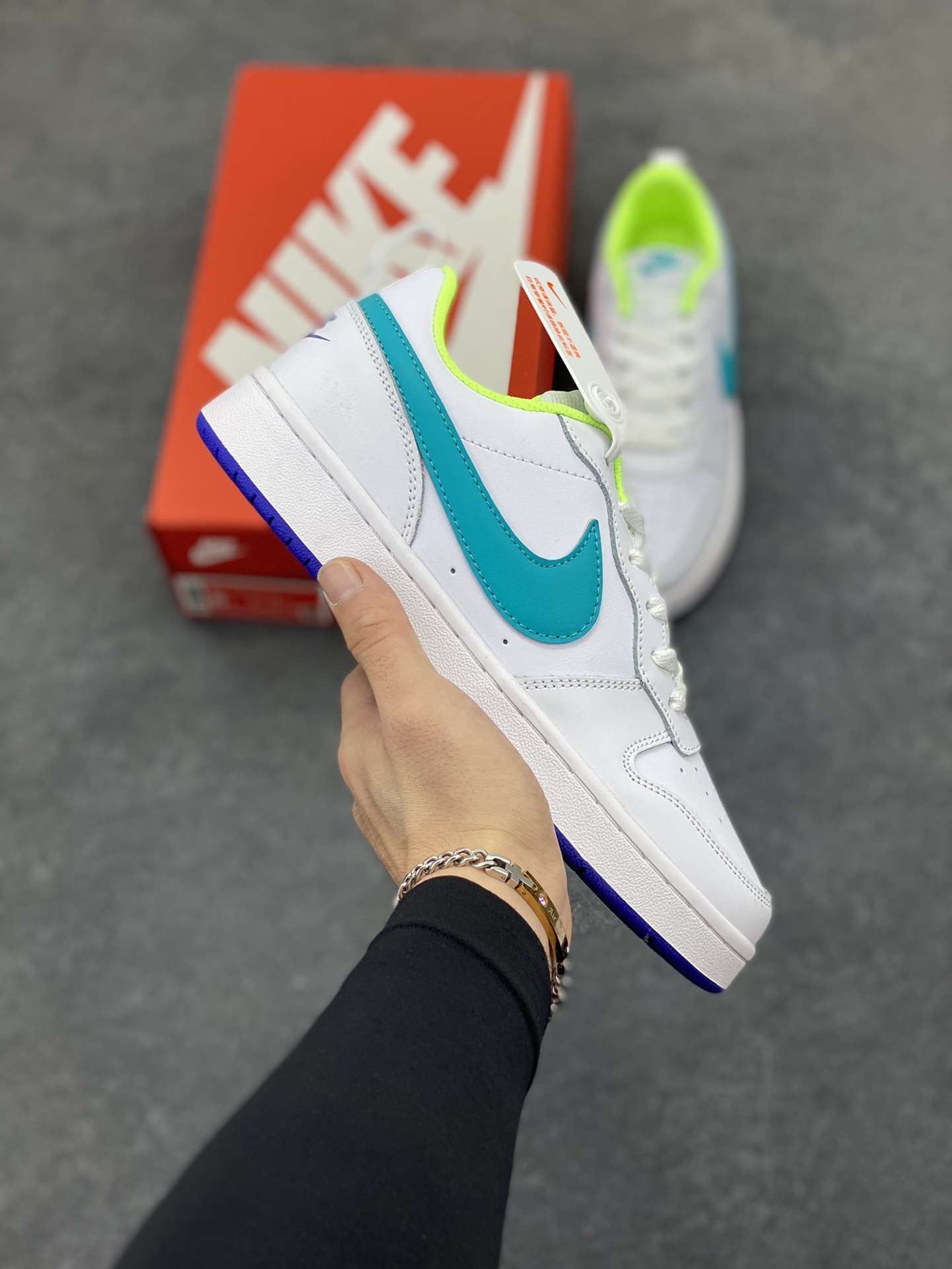 福利特价 Nike Court Borough 低帮百搭透气休闲运动板鞋男女鞋 经典耐用的设计，兼顾舒适脚感和出众风范，演绎匠心之作。结构性的支撑贴合感结合复古篮球设计，塑就场外全明星风范。 货号：BQ5448-105 尺码：36 36.5 37.5 38 38.5 39 40 40.5 4142 42.5 43 44 44.5 45-选品中心