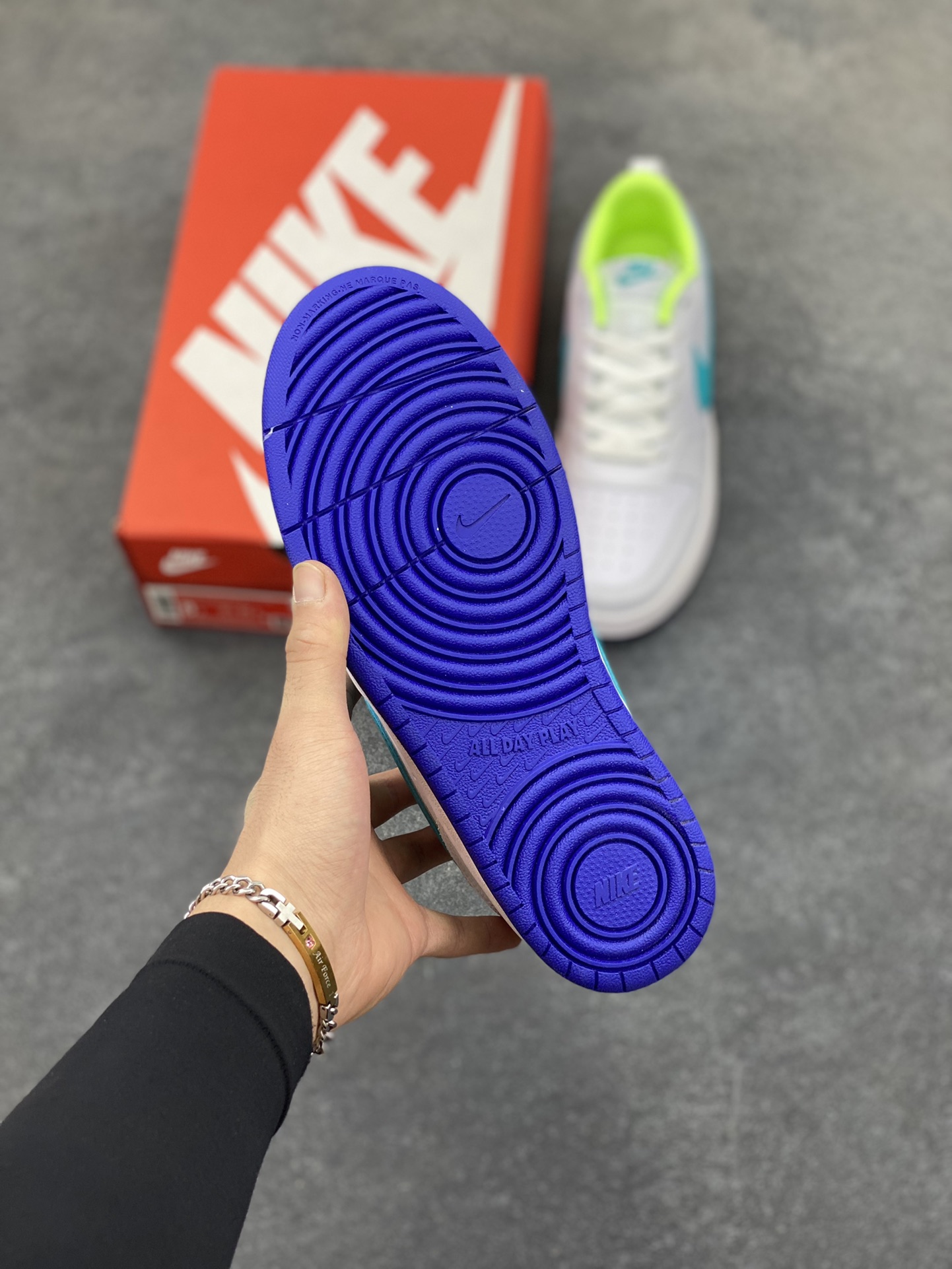 图片[5]-福利特价 Nike Court Borough 低帮百搭透气休闲运动板鞋男女鞋 经典耐用的设计，兼顾舒适脚感和出众风范，演绎匠心之作。结构性的支撑贴合感结合复古篮球设计，塑就场外全明星风范。 货号：BQ5448-105 尺码：36 36.5 37.5 38 38.5 39 40 40.5 4142 42.5 43 44 44.5 45-选品中心