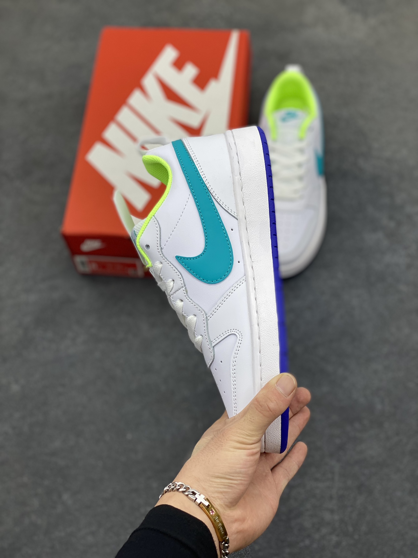 图片[3]-福利特价 Nike Court Borough 低帮百搭透气休闲运动板鞋男女鞋 经典耐用的设计，兼顾舒适脚感和出众风范，演绎匠心之作。结构性的支撑贴合感结合复古篮球设计，塑就场外全明星风范。 货号：BQ5448-105 尺码：36 36.5 37.5 38 38.5 39 40 40.5 4142 42.5 43 44 44.5 45-选品中心