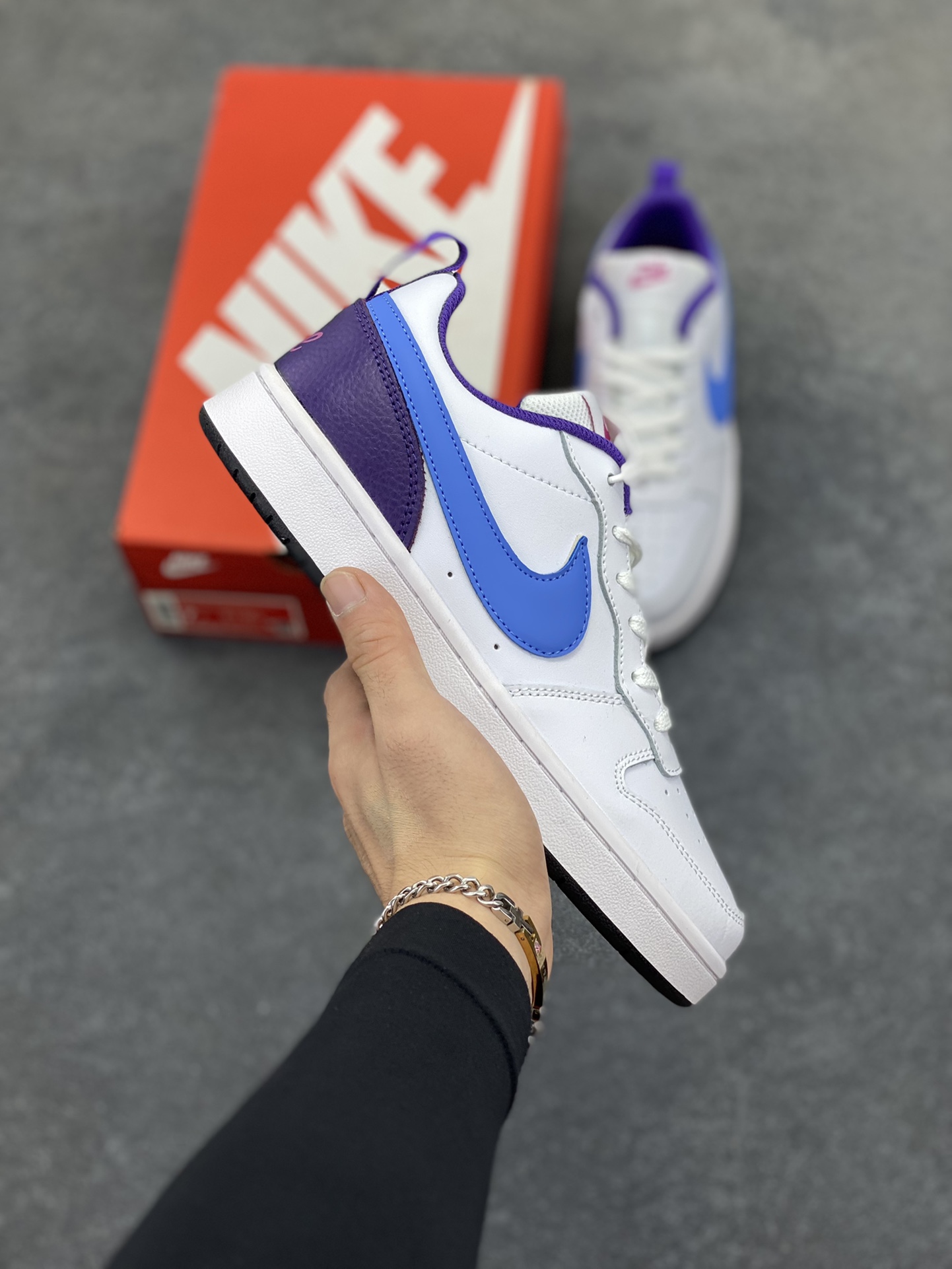 福利特价 Nike Court Borough 低帮百搭透气休闲运动板鞋男女鞋 经典耐用的设计,兼顾舒适脚感和出众风范,演绎匠心之作。结构性的支撑贴合感结合复古篮球设计,塑就场外全明星风范。 货号:BQ5448-106 尺码:36 36.5 37.5 38 38.5 39 40 40.5 4142 42.5 43 44 44.5 45-选品中心