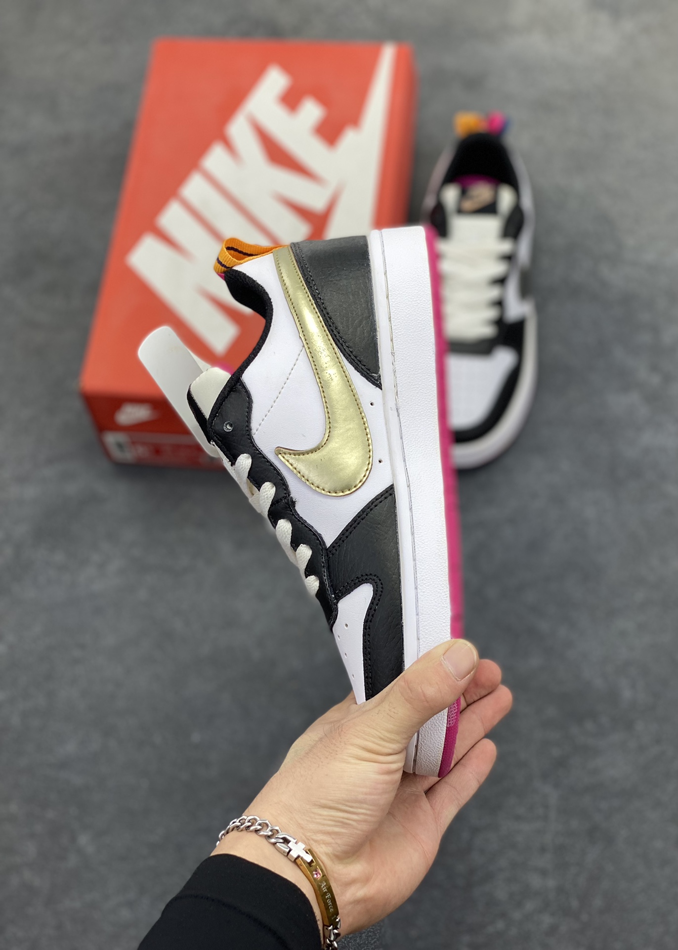 图片[3]-福利特价 Nike Court Borough 低帮百搭透气休闲运动板鞋男女鞋 经典耐用的设计，兼顾舒适脚感和出众风范，演绎匠心之作。结构性的支撑贴合感结合复古篮球设计，塑就场外全明星风范。 货号：DJ0040-100 尺码：36 36.5 37.5 38 38.5 39 40 40.5 4142 42.5 43 44 44.5 45-选品中心