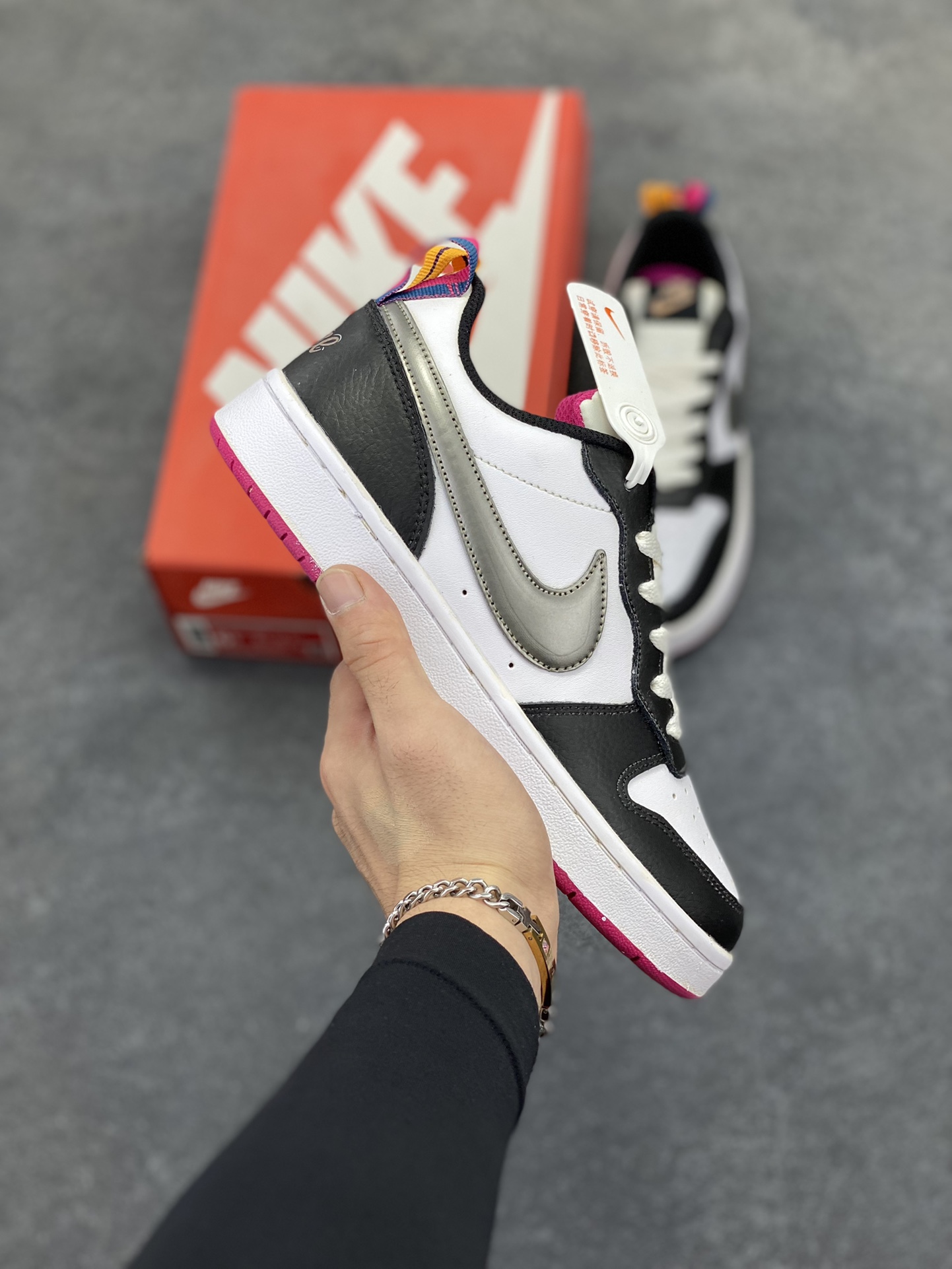 福利特价 Nike Court Borough 低帮百搭透气休闲运动板鞋男女鞋 经典耐用的设计,兼顾舒适脚感和出众风范,演绎匠心之作。结构性的支撑贴合感结合复古篮球设计,塑就场外全明星风范。 货号:DJ0040-100 尺码:36 36.5 37.5 38 38.5 39 40 40.5 4142 42.5 43 44 44.5 45-选品中心