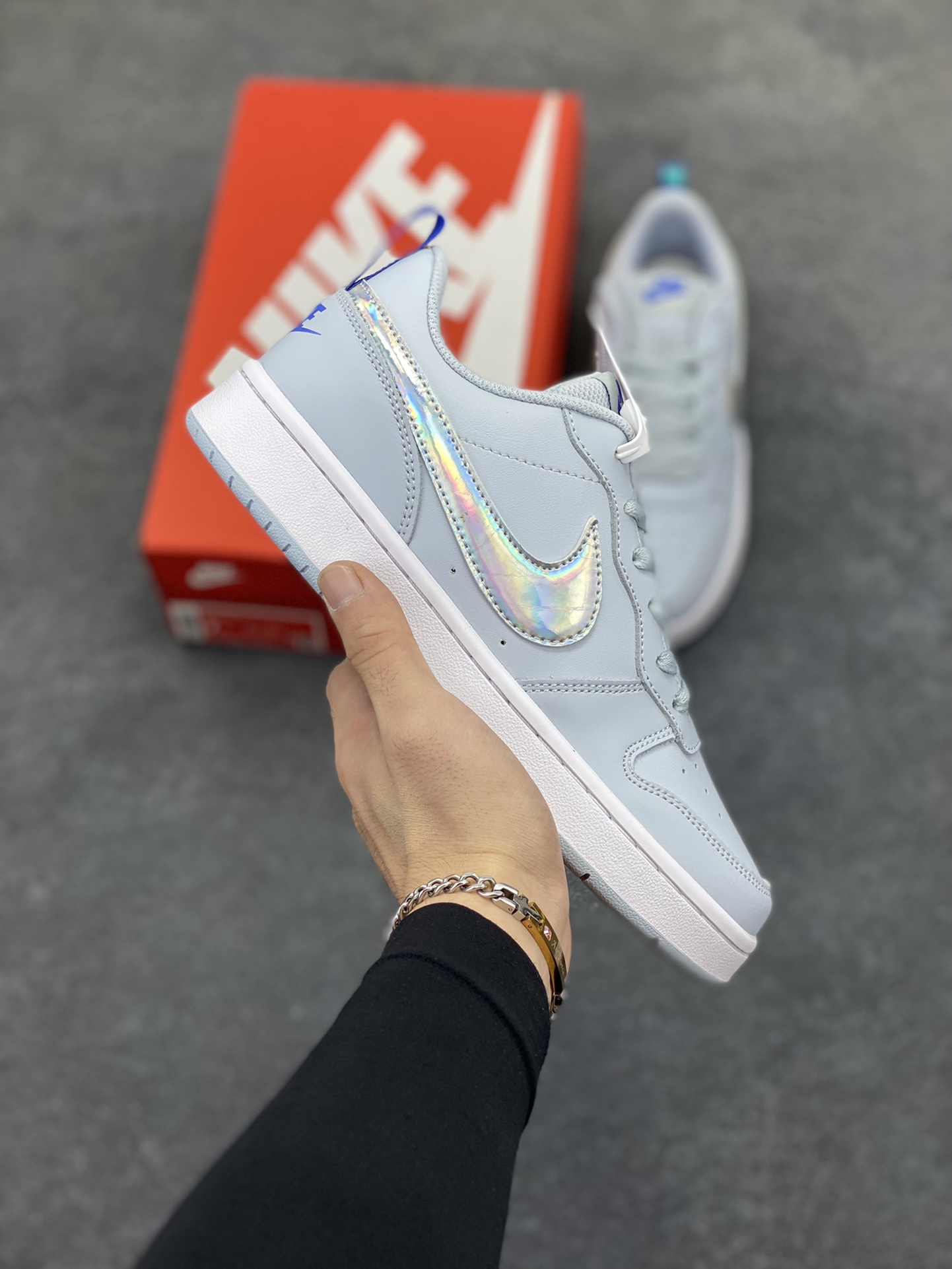 福利特价 Nike Court Borough 低帮百搭透气休闲运动板鞋男女鞋 经典耐用的设计，兼顾舒适脚感和出众风范，演绎匠心之作。结构性的支撑贴合感结合复古篮球设计，塑就场外全明星风范。 货号：CJ2239-401 尺码：36 36.5 37.5 38 38.5 39 40 40.5 4142 42.5 43 44 44.5 45-选品中心