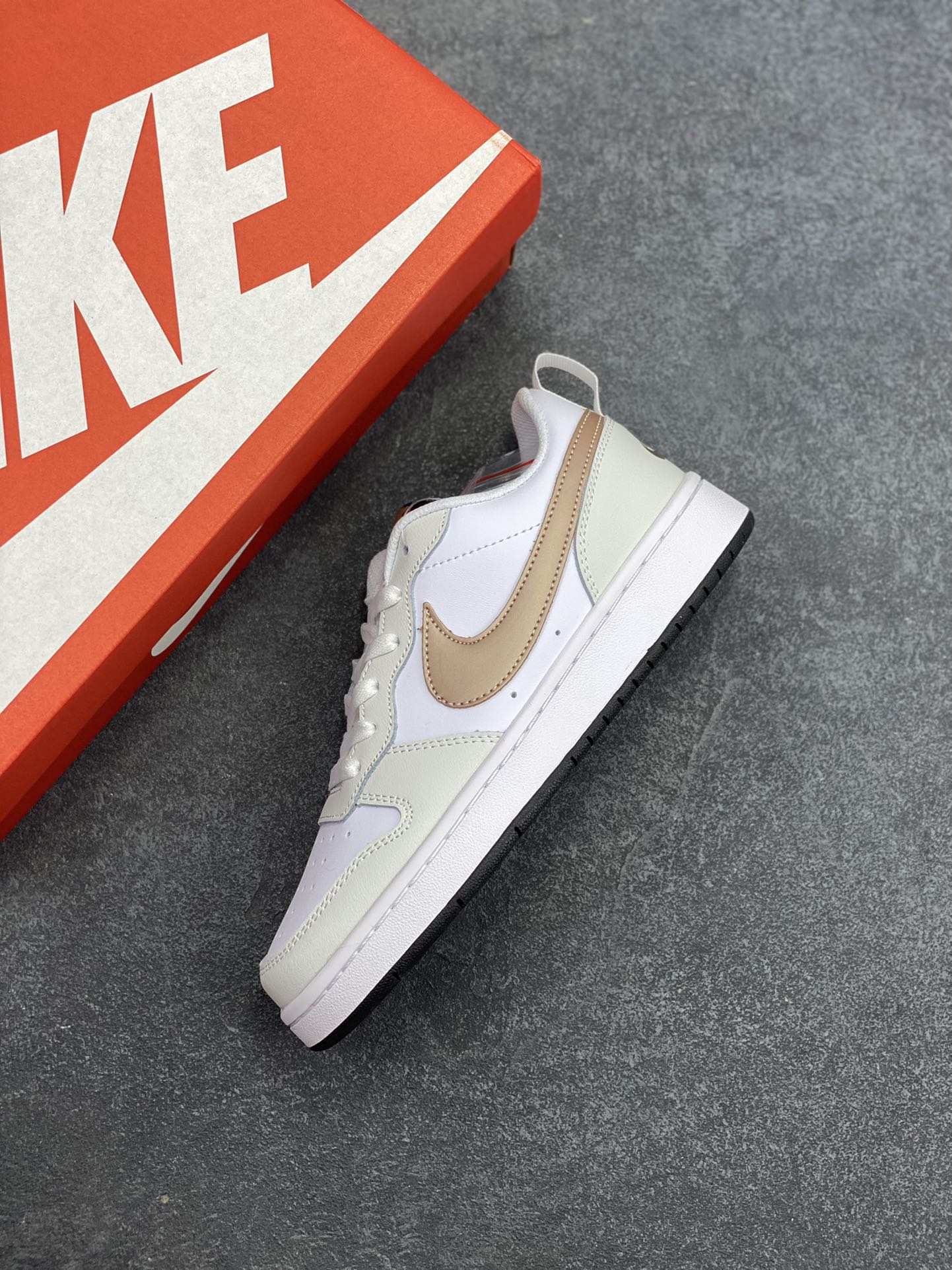 图片[7]-福利特价 Nike Court Borough 低帮百搭透气休闲运动板鞋男女鞋 经典耐用的设计，兼顾舒适脚感和出众风范，演绎匠心之作。结构性的支撑贴合感结合复古篮球设计，塑就场外全明星风范。 货号：BQ5448-116 尺码：36 36.5 37.5 38 38.5 39 40 40.5 4142 42.5 43 44 44.5 45-选品中心