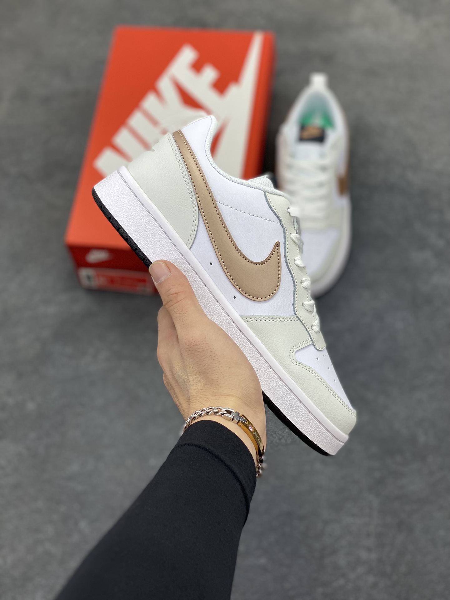 福利特价 Nike Court Borough 低帮百搭透气休闲运动板鞋男女鞋 经典耐用的设计，兼顾舒适脚感和出众风范，演绎匠心之作。结构性的支撑贴合感结合复古篮球设计，塑就场外全明星风范。 货号：BQ5448-116 尺码：36 36.5 37.5 38 38.5 39 40 40.5 4142 42.5 43 44 44.5 45-选品中心