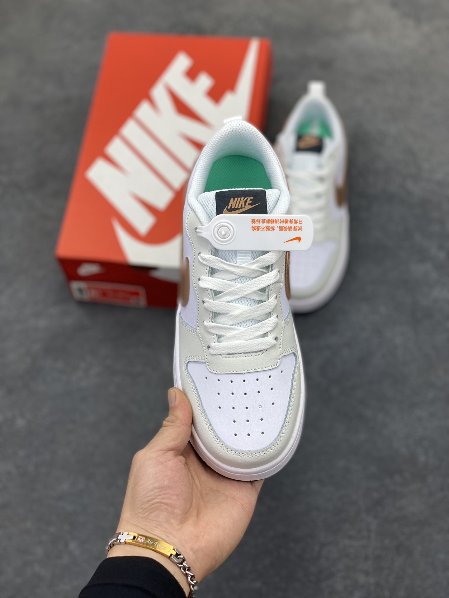 图片[2]-福利特价 Nike Court Borough 低帮百搭透气休闲运动板鞋男女鞋 经典耐用的设计，兼顾舒适脚感和出众风范，演绎匠心之作。结构性的支撑贴合感结合复古篮球设计，塑就场外全明星风范。 货号：BQ5448-116 尺码：36 36.5 37.5 38 38.5 39 40 40.5 4142 42.5 43 44 44.5 45-选品中心