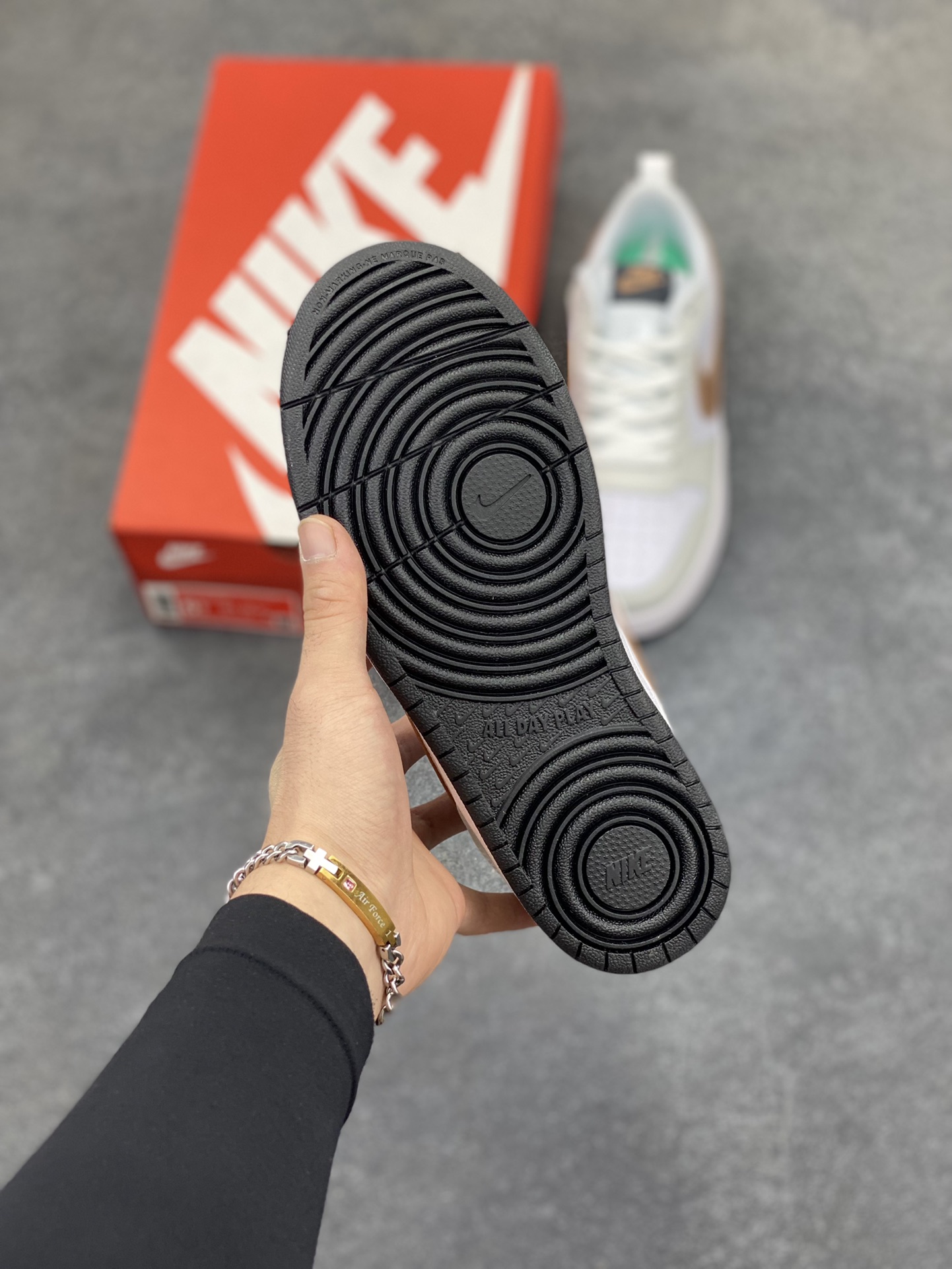 图片[5]-福利特价 Nike Court Borough 低帮百搭透气休闲运动板鞋男女鞋 经典耐用的设计，兼顾舒适脚感和出众风范，演绎匠心之作。结构性的支撑贴合感结合复古篮球设计，塑就场外全明星风范。 货号：BQ5448-116 尺码：36 36.5 37.5 38 38.5 39 40 40.5 4142 42.5 43 44 44.5 45-选品中心