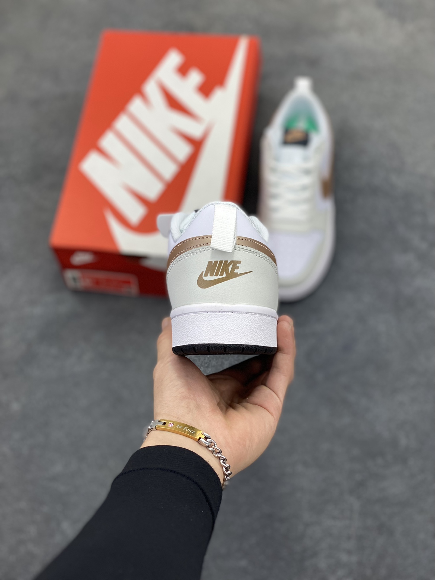 图片[4]-福利特价 Nike Court Borough 低帮百搭透气休闲运动板鞋男女鞋 经典耐用的设计，兼顾舒适脚感和出众风范，演绎匠心之作。结构性的支撑贴合感结合复古篮球设计，塑就场外全明星风范。 货号：BQ5448-116 尺码：36 36.5 37.5 38 38.5 39 40 40.5 4142 42.5 43 44 44.5 45-选品中心