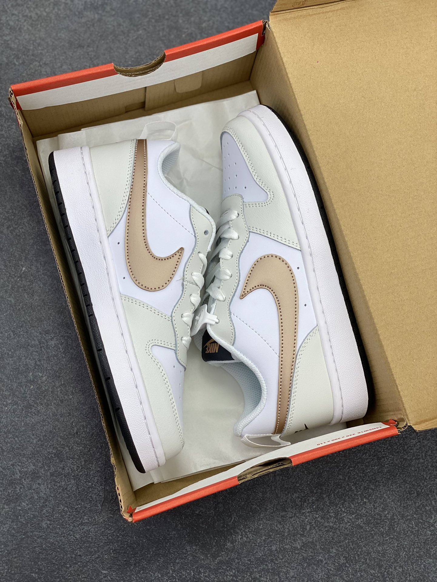 图片[9]-福利特价 Nike Court Borough 低帮百搭透气休闲运动板鞋男女鞋 经典耐用的设计，兼顾舒适脚感和出众风范，演绎匠心之作。结构性的支撑贴合感结合复古篮球设计，塑就场外全明星风范。 货号：BQ5448-116 尺码：36 36.5 37.5 38 38.5 39 40 40.5 4142 42.5 43 44 44.5 45-选品中心