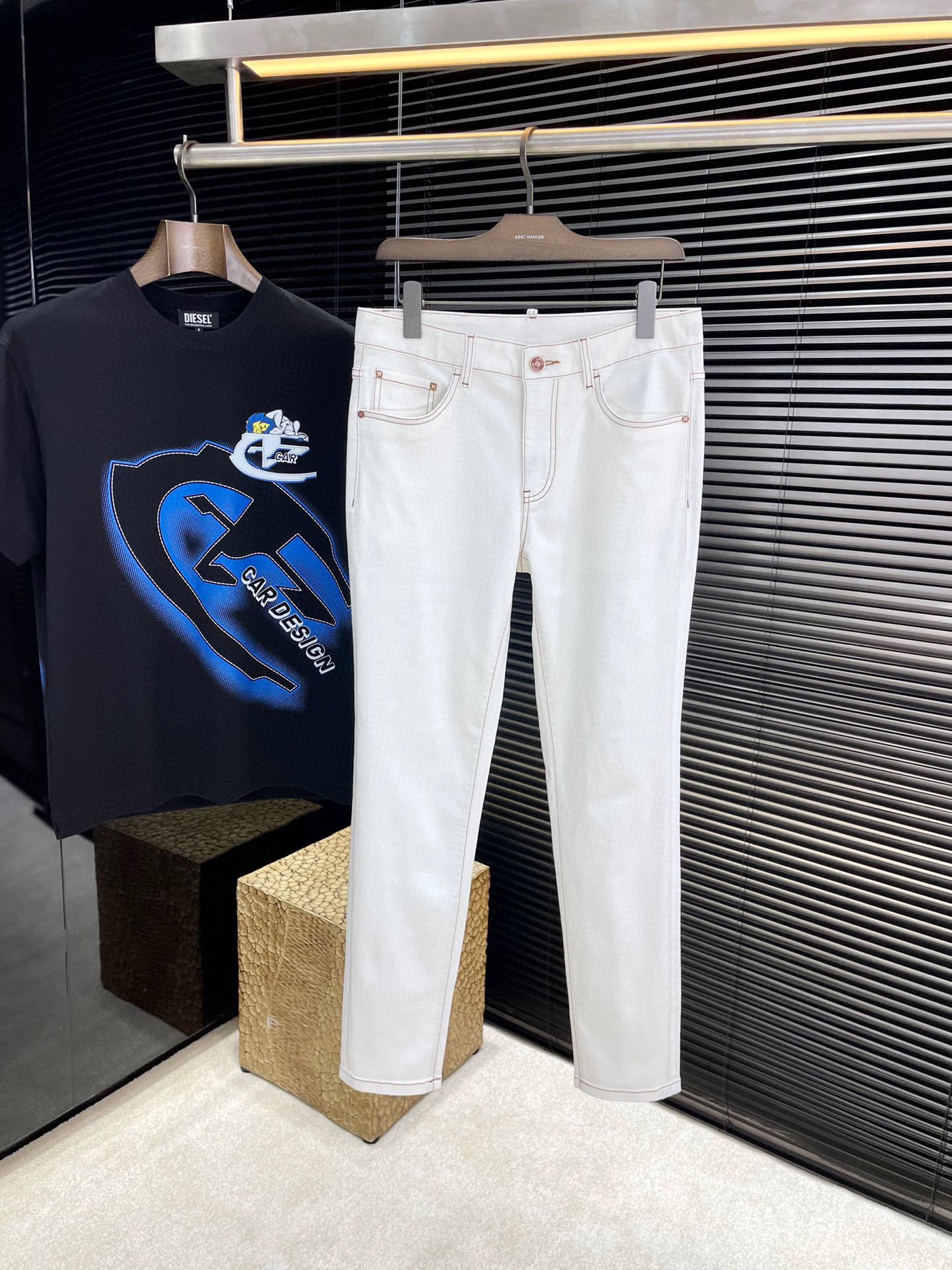 NO:513207,P Loewe (Loewe) New jeans for spring and summer 2025 imported Italian haute couture denim fabrics Fashion and casual Regular style Micro-stretch fabrics The fabric is comfortable and soft, breaking through the feel of conventional denim fabrics, not stuffy, and excellent comfort. It is free and versatile, and it does not deform for a long time. The upper body effect is excellent. The elegant and elegant tailoring, the design is constantly innovating, but it always maintains a noble and elegant style and taste. The charm of fashion. The small straight piece of the style is fashionable. The counter number is 29-38 (37),,loewe,loewe,jeans,alexander wang19860909P  Loewe（罗意威）2025春夏季新款牛仔裤 进口意大利高定牛仔面料 时尚休闲 常规版型 微弹力面料 面料舒适柔软,突破常规牛仔的面料手感,不闷热,舒适感极佳.随意百搭 久洗不变形 上身效果极佳.大方优雅的剪裁,设计不断创新却始终保持着高贵优雅的风格和品位 演绎时尚魅惑 版型小直筒 时尚佳品 专柜码数 29-38（37）,,loewe,loewe,jeans,alexander wang,Men's clothing