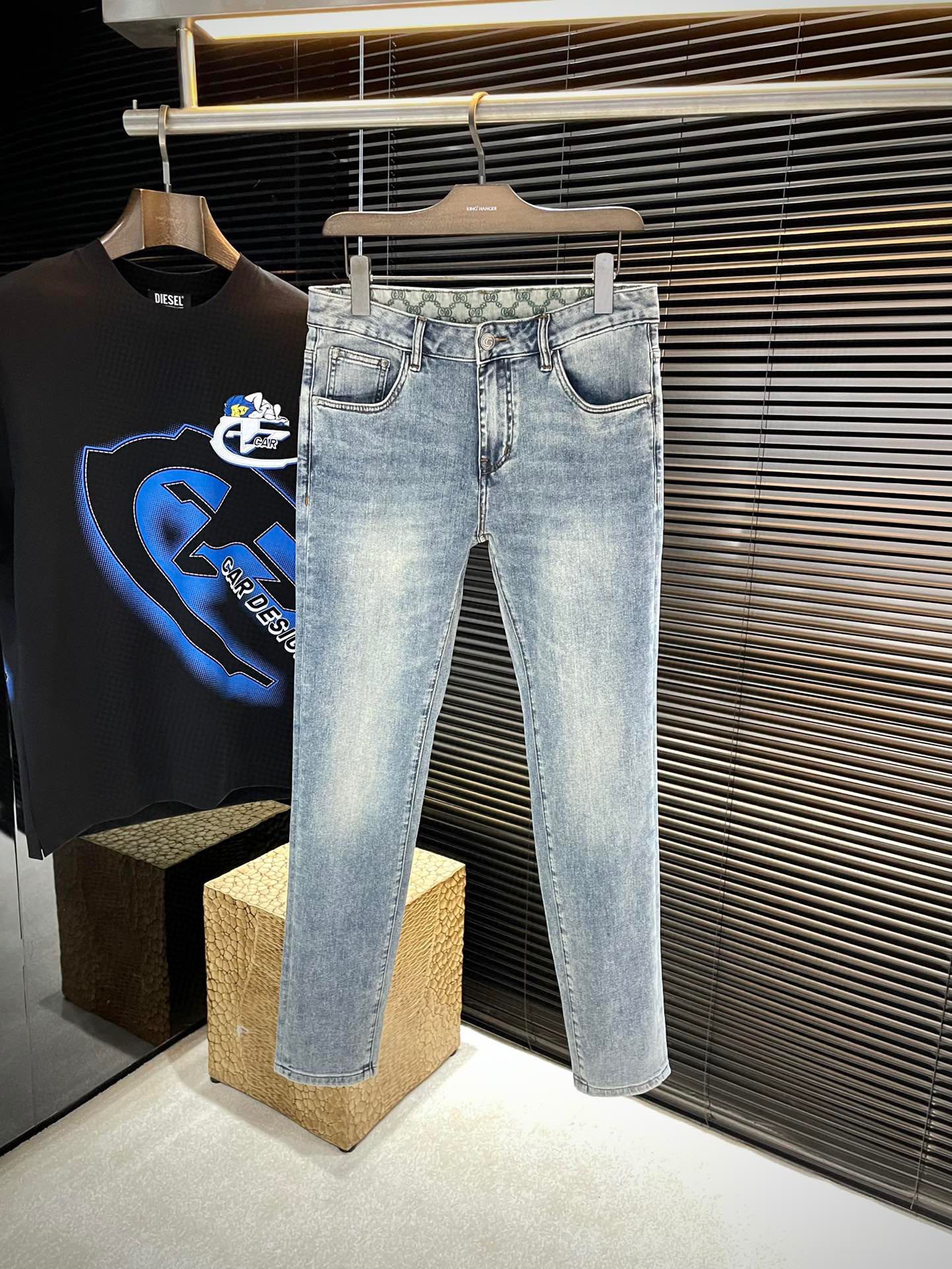 NO:513208,P Gucc (Gucc) 2025 spring and summer new jeans imported from Italian haute couture denim fabric fashion and casual regular style micro-stretch fabric The fabric is comfortable and soft, breaking through the feel of conventional denim fabrics, not stuffy, and excellent comfort. It is free and versatile, and it does not deform for a long time. The upper body effect is excellent. The elegant and elegant tailoring, the design is constantly innovating, but it always maintains a noble and elegant style and taste. The charm of fashion. The small straight line of the style is fashionable. The counter number is 30-38 (37),,gucci,gucci,jeans,alexander wang19860909P  Gucc（古驰）2025春夏季新款牛仔裤 进口意大利高定牛仔面料 时尚休闲 常规版型 微弹力面料 面料舒适柔软,突破常规牛仔的面料手感,不闷热,舒适感极佳.随意百搭 久洗不变形 上身效果极佳.大方优雅的剪裁,设计不断创新却始终保持着高贵优雅的风格和品位 演绎时尚魅惑 版型小直筒 时尚佳品 专柜码数 30-38（37）,,gucci,gucci,jeans,alexander wang,Men's clothing