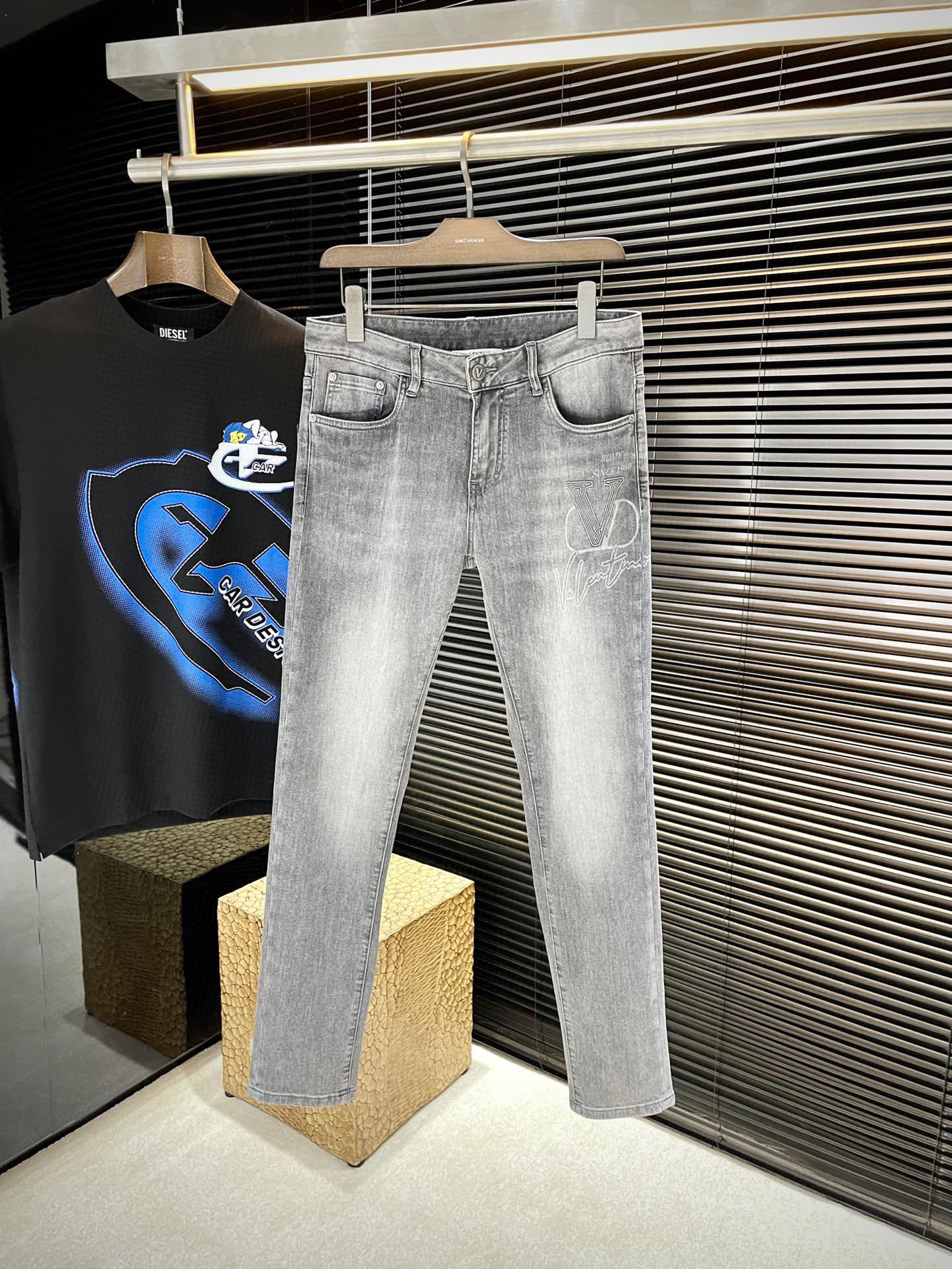 NO:513210,P VLTN- (Valentino) New jeans for spring and summer 2025 imported Italian haute couture denim fabrics Fashion and casual Regular style Micro-stretch fabrics The fabrics are comfortable and soft, breaking through the feel of conventional denim fabrics, not stuffy, and excellent comfort. They are free and versatile. They are washed for a long time and will not deform. The upper body is excellent. The elegant and elegant tailoring, the design is constantly innovating, but always maintaining noble and elegant style and taste. The charm of fashion. The small straight line of the style is fashionable. The counter number is 30-38 (37), valentino, jeans, alexander wang19860909P  VLTN-（华伦天奴） 2025春夏季新款牛仔裤 进口意大利高定牛仔面料 时尚休闲 常规版型 微弹力面料 面料舒适柔软,突破常规牛仔的面料手感,不闷热,舒适感极佳.随意百搭 久洗不变形 上身效果极佳.大方优雅的剪裁,设计不断创新却始终保持着高贵优雅的风格和品位 演绎时尚魅惑 版型小直筒 时尚佳品 专柜码数 30-38（37）,,valentino,jeans,alexander wang,Men's clothing