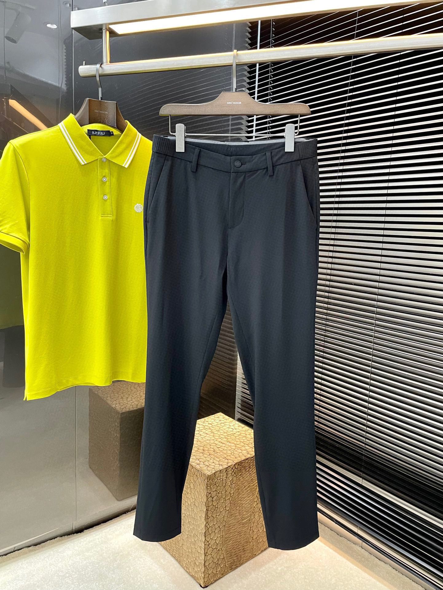 NO:513214,P EmporioArmin- (Armani) 2025 summer new product, same style on the official website, you don't want to take it off when you wear it, fashionable and versatile casual trousers, high-quality Korean imported Laiser mulberry silk fabric, more textured, comfortable and soft draped, slightly better. Such a good fabric is also very rare on the market. The details are considered in full detail. The workmanship is really superb. The thread is fine and well-proportioned, and there is no unnecessary thread. High-quality fashion. The best product for all occasions is competent for sports or leisure!  Size 31-40 (37 39) Color black Shipping the next day, Armani, Alexander wang19860909P  EmporioArmin-（阿玛尼） 2025夏季新品 官网同款 穿上就不想脱下来 时尚潮流百搭休闲西裤 高品质韩国进口莱赛尔桑蚕丝面料 更加有质感 舒适柔软垂坠更是略胜一筹 这么好的面料市面上也是极为少有 在细节上考虑的面面俱到 做工真的极其精湛 走线细密匀称 毫无多余线头 高品质时装 无论是运动还是休闲时候都能胜任各种场合的最佳强货！尺码 31-40（37 39）颜色黑色 隔天出货,,armani,alexander wang,Men's clothing