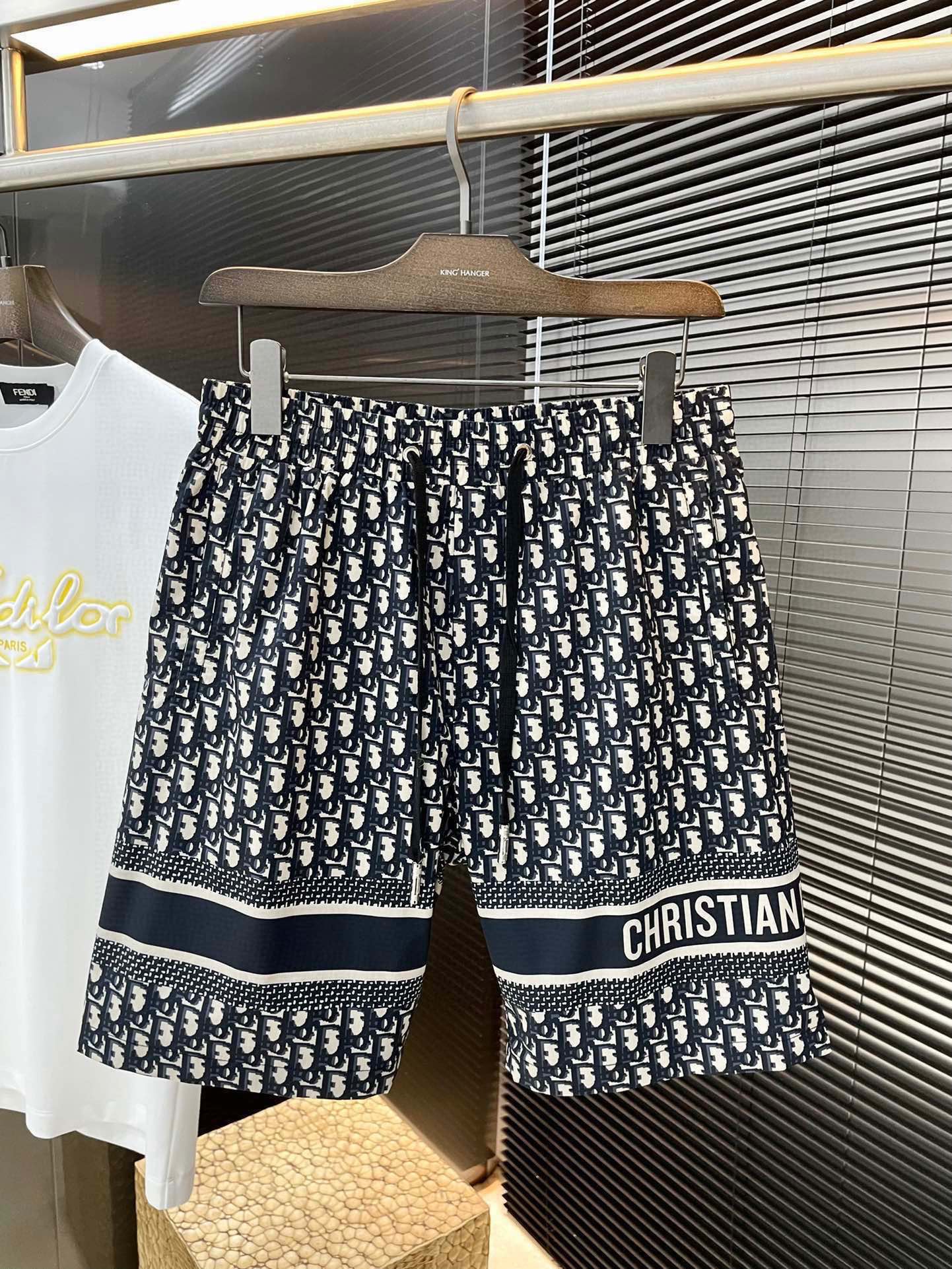 NO:513216,P Dior- (Dior) 2025 spring and summer new style, the latest casual shorts. The original pants are casual and versatile, casual and lazy, high-end custom imported polyester fiber fabric, full of comfort. High-end and atmospheric, does the taste of summer have? First choice. Code number M1 XXXL purchasing level...,,dior,dior, shorts,alexander wang19860909P  Dior-（迪奥）2025春夏季新款,最新休闲短裤.原版裤型上身休闲百搭、随性慵懒范,高级定制进口聚脂纤维面料,舒适感爆棚.高端大气,夏天的味道有没有,首选 .码数 M一XXXL代购级别……,,dior,dior,shorts,alexander wang,Men's clothing