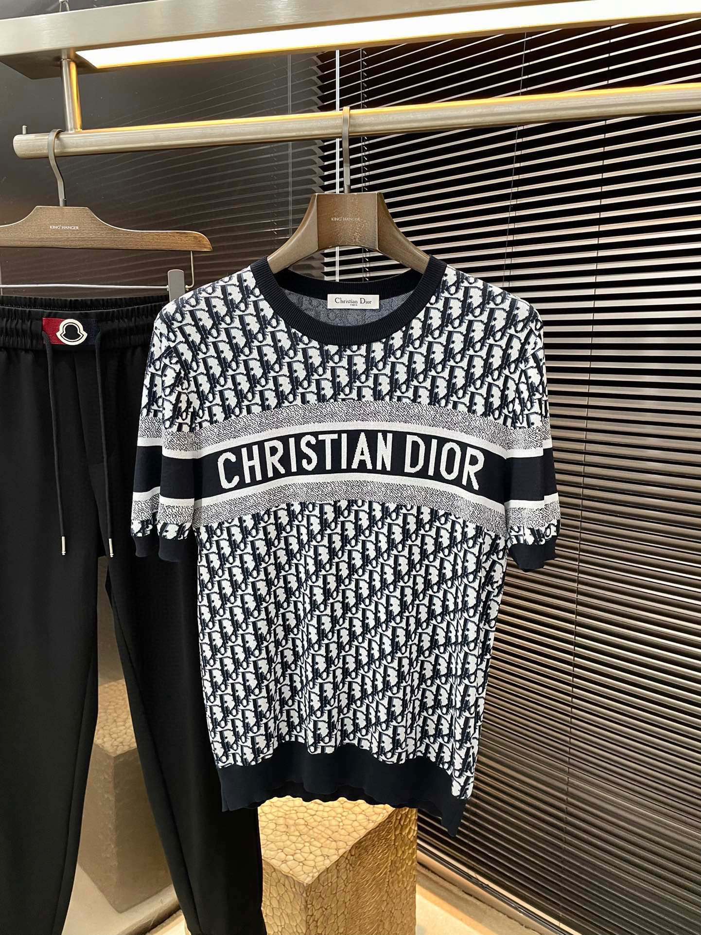 NO:513217,P Dior- (Dior) series VIP high-end customization 2025 spring and summer new short-sleeved style versatile styles anyone can easily control. Fully customized fabric craftsmanship, high-quality top-class silk fabric. The fabric feels soft and comfortable and soft on the upper body. The simple style is very classy, ​​simple and unique, fashionable, the style is very exquisite, showing the aura, and highlighting the exquisiteness of business men!  Size M-3XL,,dior,dior,T-shirt,alexander wang19860909P  Dior-（迪奥）系列 VIP高级定制 2025春夏季新款短袖 百搭款式 任何人都可以轻松驾驭 面料全订制工艺 高定一等品天蚕丝面料 面料手感柔软,上身舒适柔软 简约的款式非常显档次,简约个性时尚,版型剪裁非常精致,显气场,又会凸显商务男士的精致！尺码 M-3XL,,dior,dior,T-shirt,alexander wang,Men's clothing