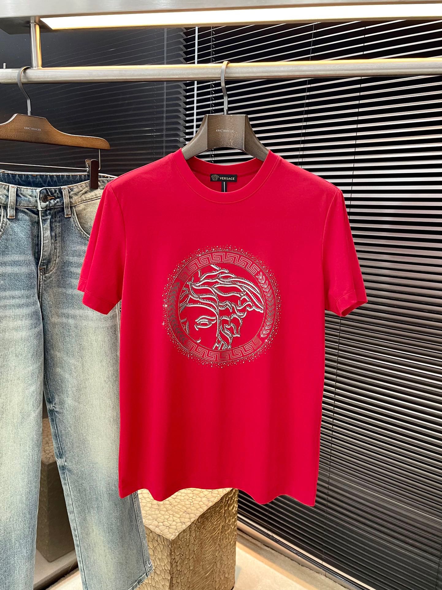 NO:513218,P Versace- (Versace) series VIP high-end customization 2025 spring and summer new short-sleeved style versatile styles anyone can easily control. Fully customized fabrics, high-quality silk cotton fabric. The fabric feels soft and the upper body is comfortable and soft. The simple style is very classy, ​​simple and unique, fashionable, the style is very exquisite, showing the aura, and it will highlight the exquisiteness of business men!  Size 48-56, versace, versace, T-shirt, alexander wang19860909P  Versace-（范思哲）系列 VIP高级定制 2025春夏季新款短袖 百搭款式 任何人都可以轻松驾驭 面料全订制 高定一等品蚕丝棉面料 面料手感柔软,上身舒适柔软 简约的款式非常显档次,简约个性时尚,版型剪裁非常精致,显气场,又会凸显商务男士的精致！尺码 48-56,,versace,versace,T-shirt,alexander wang,Men's clothing