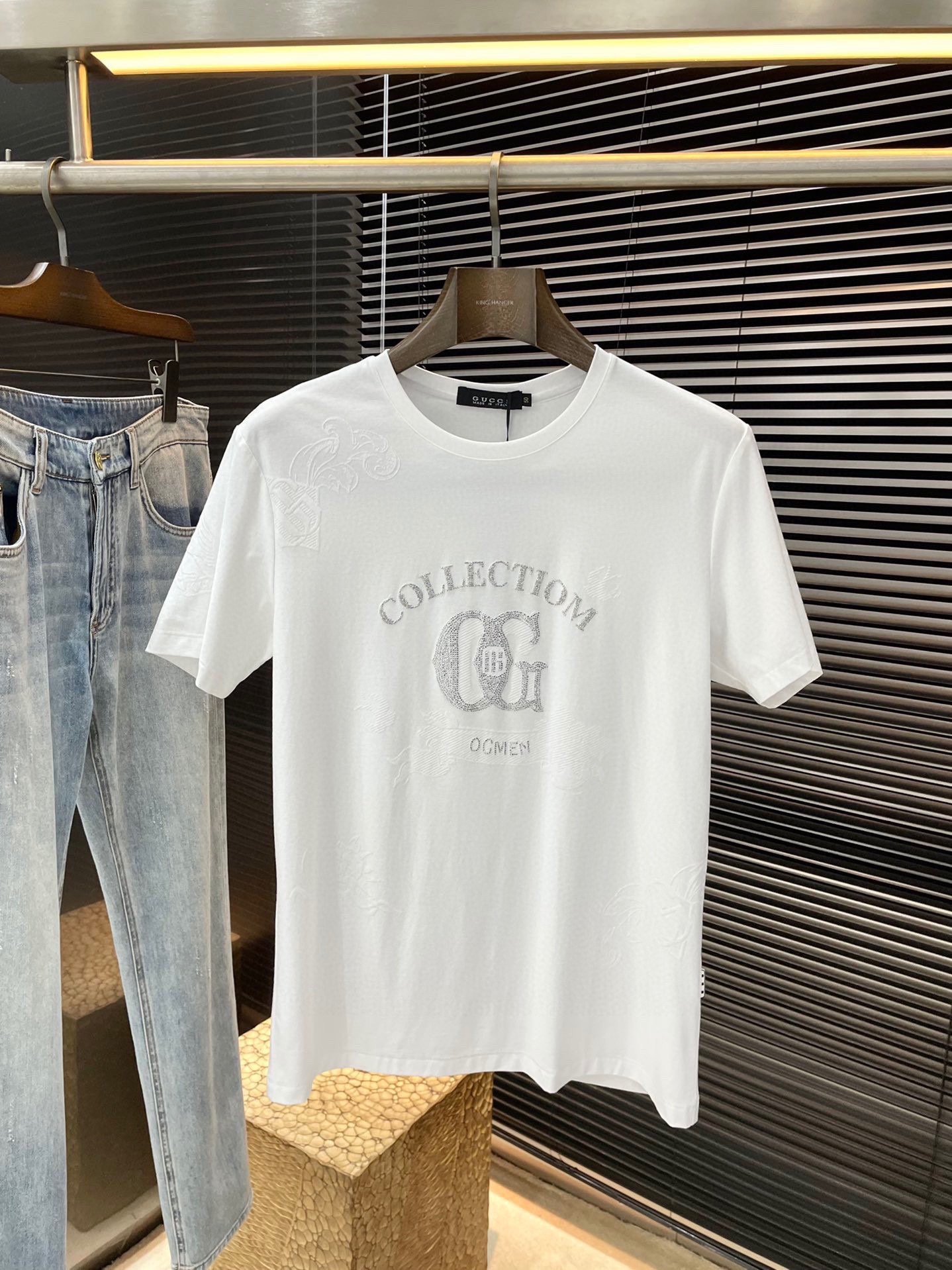 NO:513221,P Gucci series VIP high-end customization 2025 spring and summer new short-sleeved style versatile styles anyone can easily control. Fully customized digital printing process, high-quality cotton fabric. The fabric feels soft and the upper body is comfortable and soft. The simple style is very classy, ​​simple and unique, and the style is very exquisite, showing the aura, and it will highlight the exquisiteness of business men!  Size M-3XL shipped the next day, gucci,gucci,T-shirt,alexander wang19860909P  Gucci（古驰）系列 VIP高级定制 2025春夏季新款短袖 百搭款式 任何人都可以轻松驾驭 面料全订制数码印花工艺 高定一等品棉面料 面料手感柔软,上身舒适柔软 简约的款式非常显档次,简约个性时尚,版型剪裁非常精致,显气场,又会凸显商务男士的精致！尺码 M-3XL 隔天出货,,gucci,gucci,T-shirt,alexander wang,Men's clothing