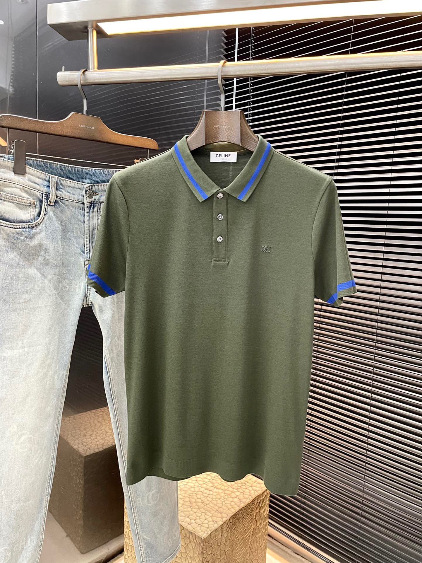 NO:513211,P CELINE (Celin) has the latest POLO short sleeves in spring and summer 2025, using the latest cotton fabric, which is resistant to washing and not easy to fade, has a soft feel and soft and comfortable composition. Classic design style, special customization, simple cutting and splicing, reflecting the extraordinary craftsmanship of workers, full of high-end and fashionable feeling!  The style is quite good at casual and versatile. Size M-3XL, celine, celine, T-shirt, alexander wang19860909P  CELINE（赛琳）2025春夏最新款POLO短袖,采用最新棉面料,耐水洗不易掉色,手感柔软、成分柔软舒适 经典设计风格 特殊定制 简单的裁剪方式拼接,体现出工人不凡的工艺,高端时尚感十足！版型相当赞休闲百搭款.尺码 M-3XL,,celine,celine,T-shirt,alexander wang,Men's clothing