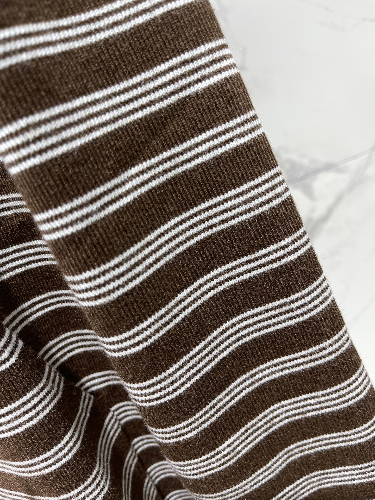 𝗠𝗜𝗨𝗠𝗜𝗨*缪缪新款条纹羊毛连帽衫🌈条纹设计超吸睛：经典的条纹元素永远不会过时👏，缪缪这款连帽衫把条纹