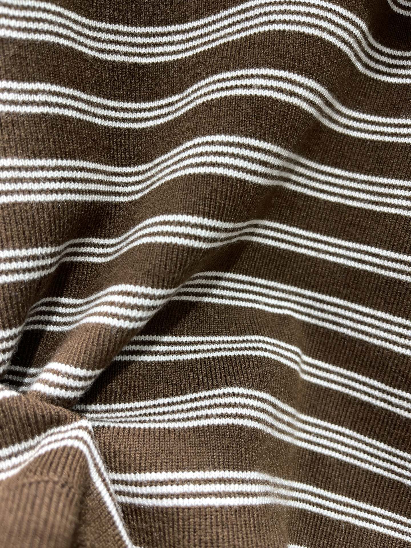 𝗠𝗜𝗨𝗠𝗜𝗨*缪缪新款条纹羊毛连帽衫🌈条纹设计超吸睛：经典的条纹元素永远不会过时👏，缪缪这款连帽衫把条纹