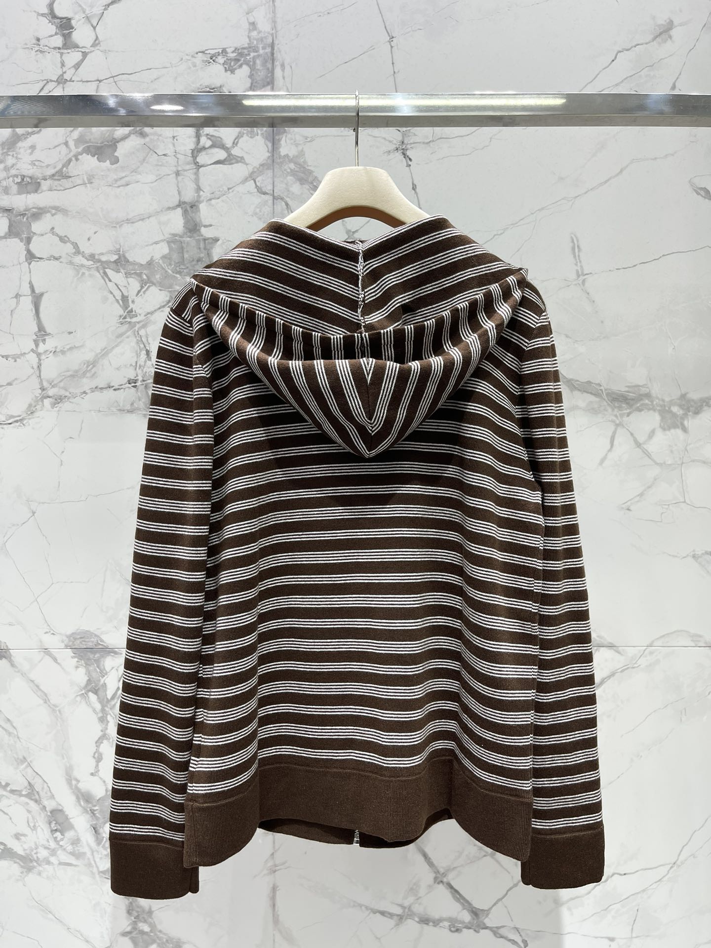 𝗠𝗜𝗨𝗠𝗜𝗨*缪缪新款条纹羊毛连帽衫🌈条纹设计超吸睛：经典的条纹元素永远不会过时👏，缪缪这款连帽衫把条纹