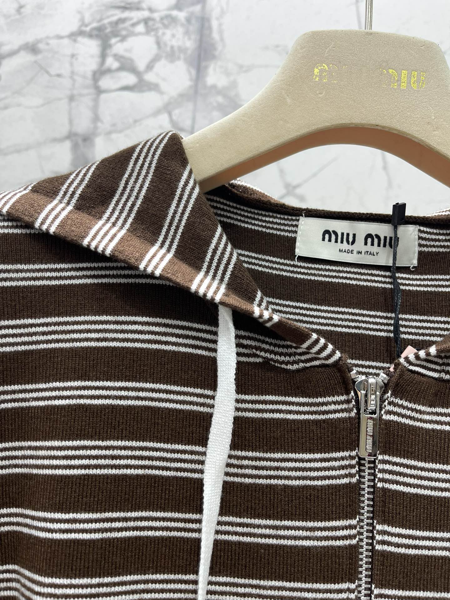 𝗠𝗜𝗨𝗠𝗜𝗨*缪缪新款条纹羊毛连帽衫🌈条纹设计超吸睛：经典的条纹元素永远不会过时👏，缪缪这款连帽衫把条纹