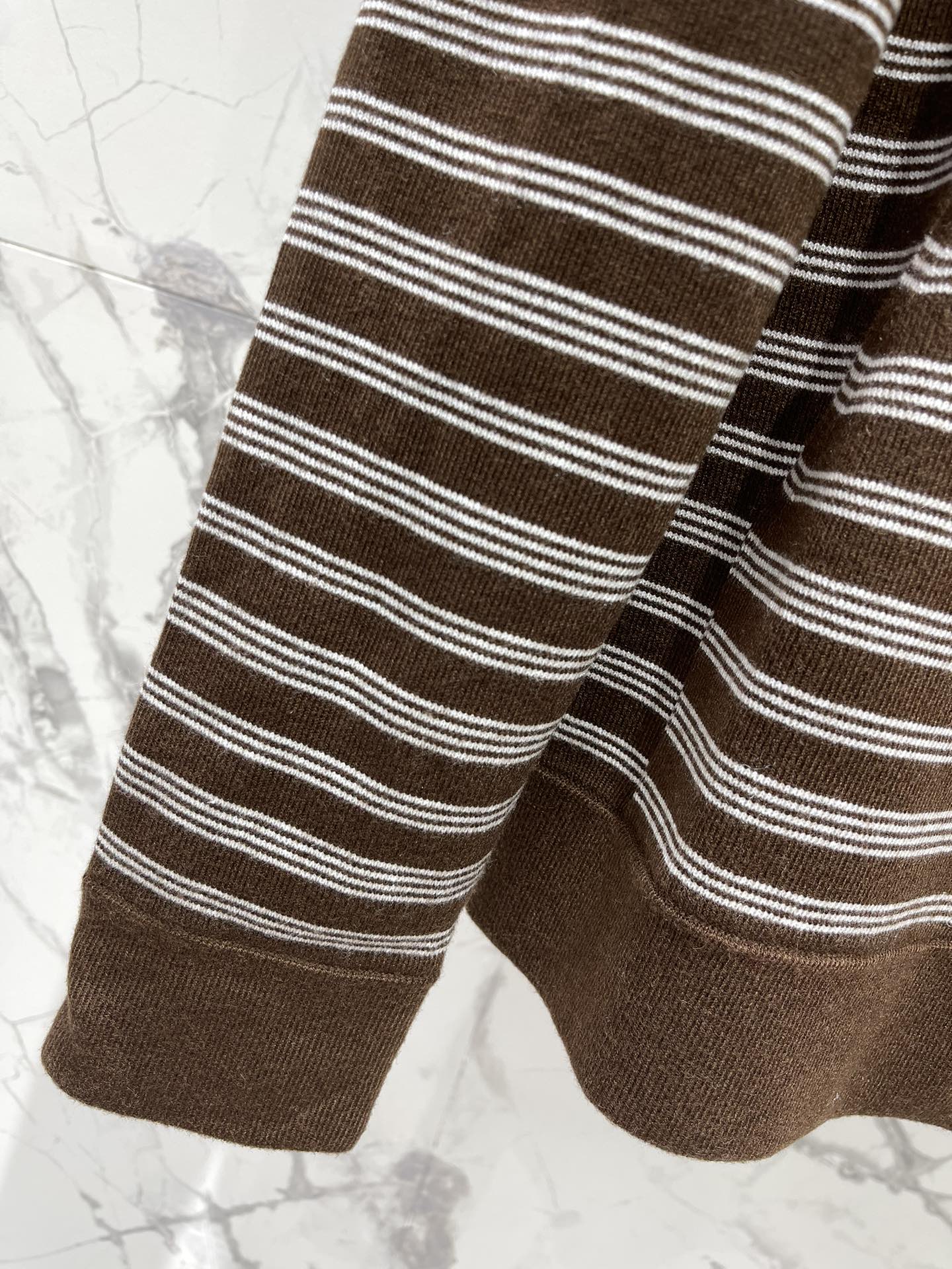 𝗠𝗜𝗨𝗠𝗜𝗨*缪缪新款条纹羊毛连帽衫🌈条纹设计超吸睛：经典的条纹元素永远不会过时👏，缪缪这款连帽衫把条纹