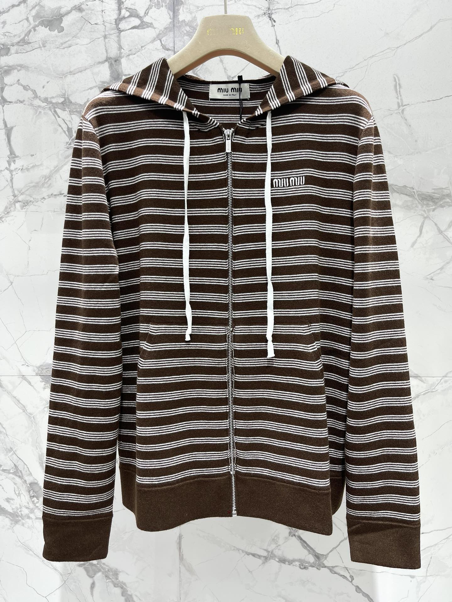 𝗠𝗜𝗨𝗠𝗜𝗨*缪缪新款条纹羊毛连帽衫🌈条纹设计超吸睛：经典的条纹元素永远不会过时👏，缪缪这款连帽衫把条纹