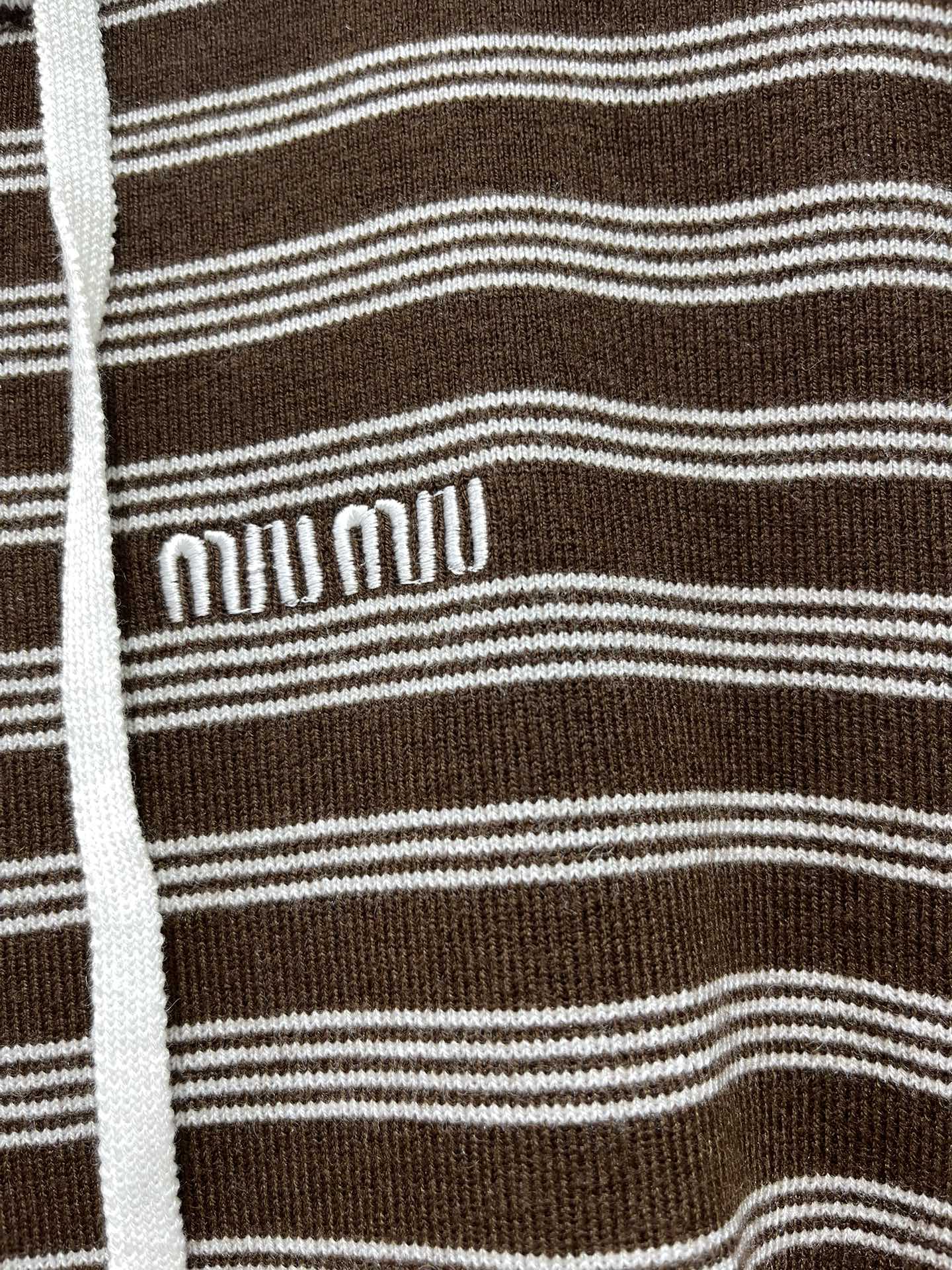 𝗠𝗜𝗨𝗠𝗜𝗨*缪缪新款条纹羊毛连帽衫🌈条纹设计超吸睛：经典的条纹元素永远不会过时👏，缪缪这款连帽衫把条纹