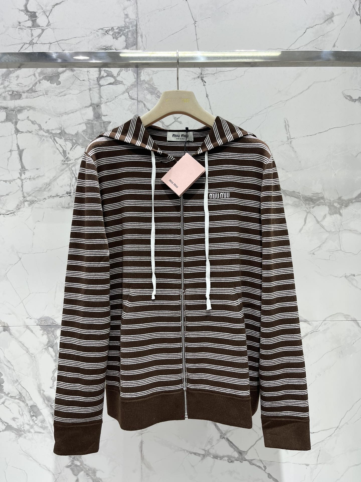 𝗠𝗜𝗨𝗠𝗜𝗨*缪缪新款条纹羊毛连帽衫🌈条纹设计超吸睛：经典的条纹元素永远不会过时👏，缪缪这款连帽衫把条纹