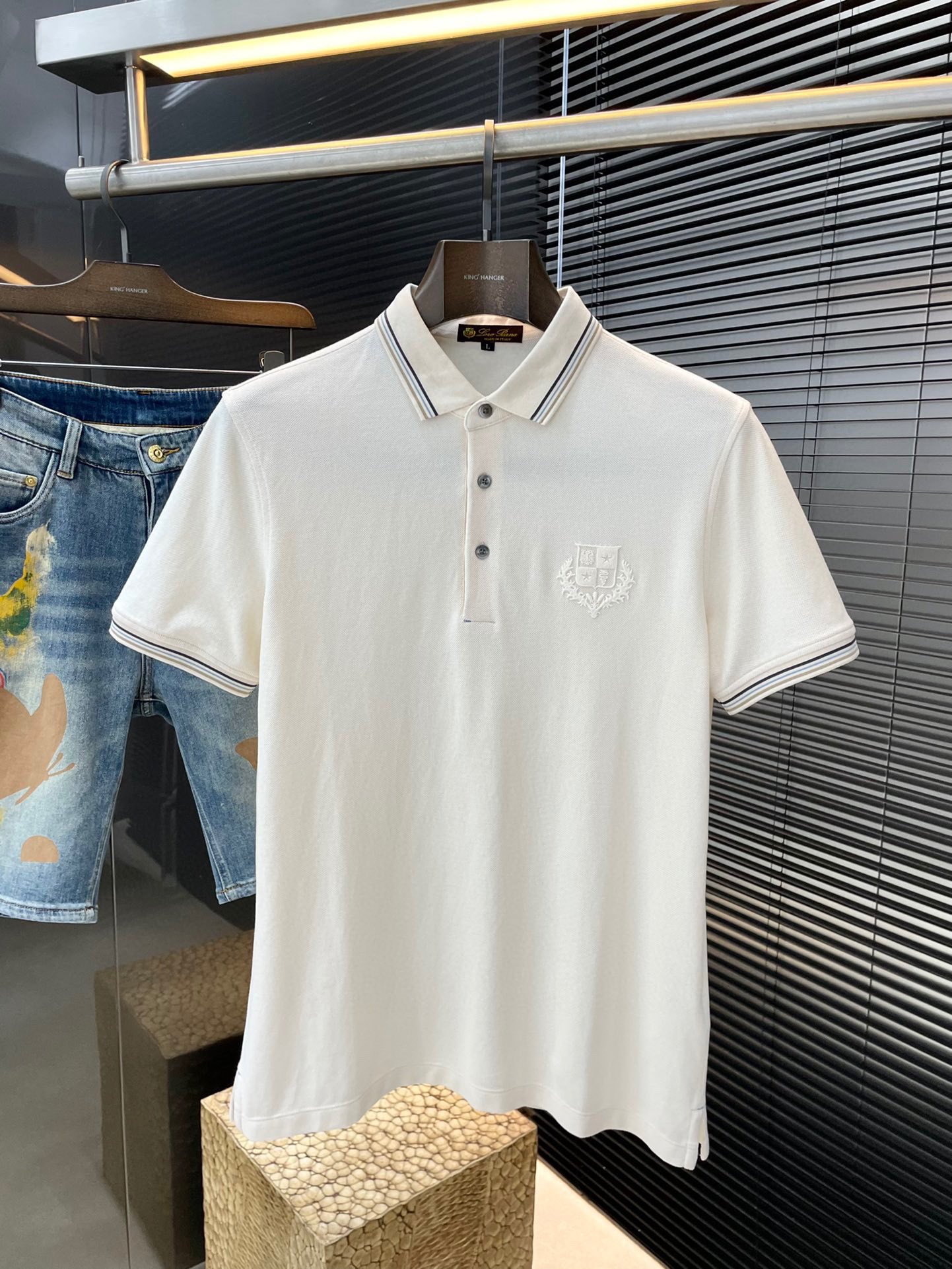 NO:513213,P LP (Nuoyou Pianya) The latest POLO short-sleeved sleeves in spring and summer 2025, using the latest cotton fabric, resistant to washing and not fading easily, soft and comfortable in touch, classic design style, special customization, simple cutting method splicing, reflecting the extraordinary craftsmanship of workers, full of high-end fashion sense!  The style is quite good at casual and versatile. Size M-3XL, loro piana, T-shirt, alexander wang19860909P  LP（诺悠翩雅） 2025春夏最新款POLO短袖,采用最新棉面料,耐水洗不易掉色,手感柔软、成分柔软舒适 经典设计风格 特殊定制 简单的裁剪方式拼接,体现出工人不凡的工艺,高端时尚感十足！版型相当赞休闲百搭款.尺码 M-3XL,,loro piana,T-shirt,alexander wang,Men's clothing